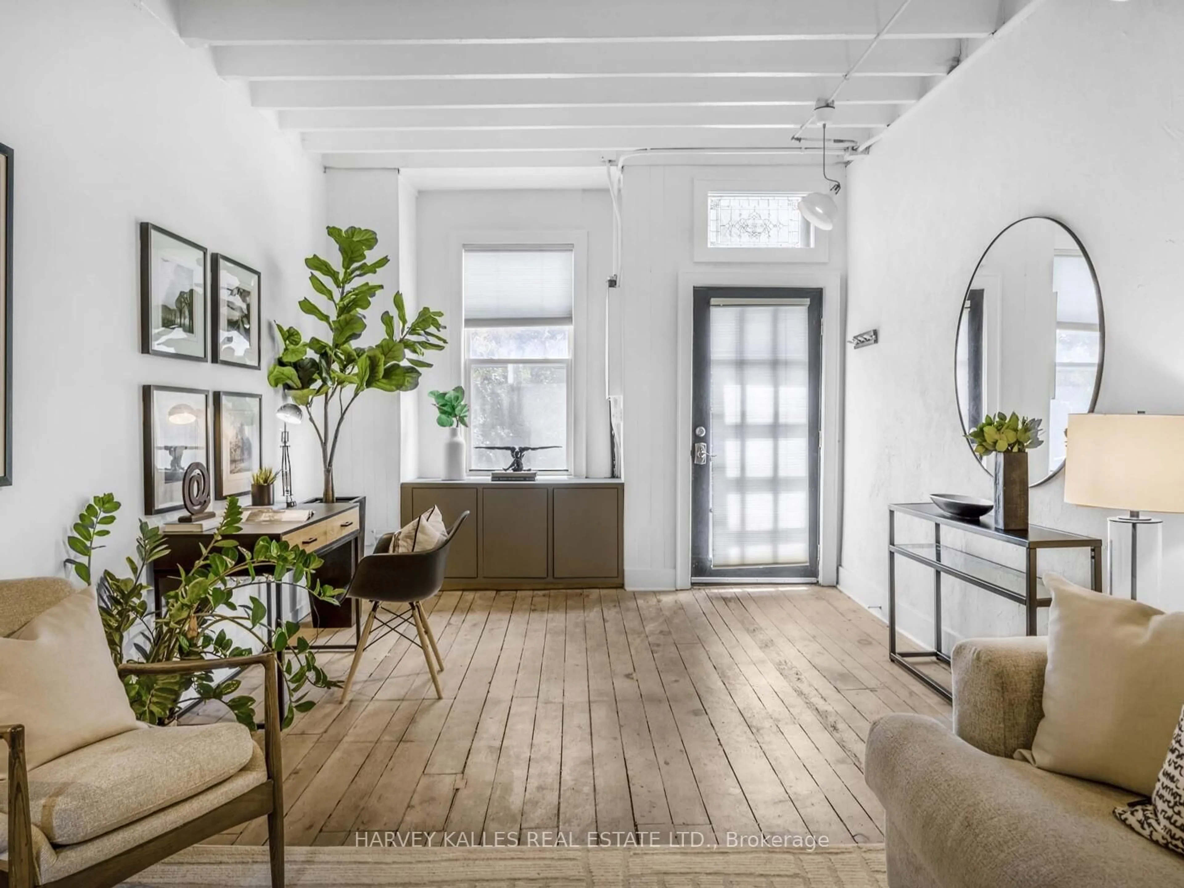 Indoor entryway for 18 Saunders Ave, Toronto Ontario M6R 1B8