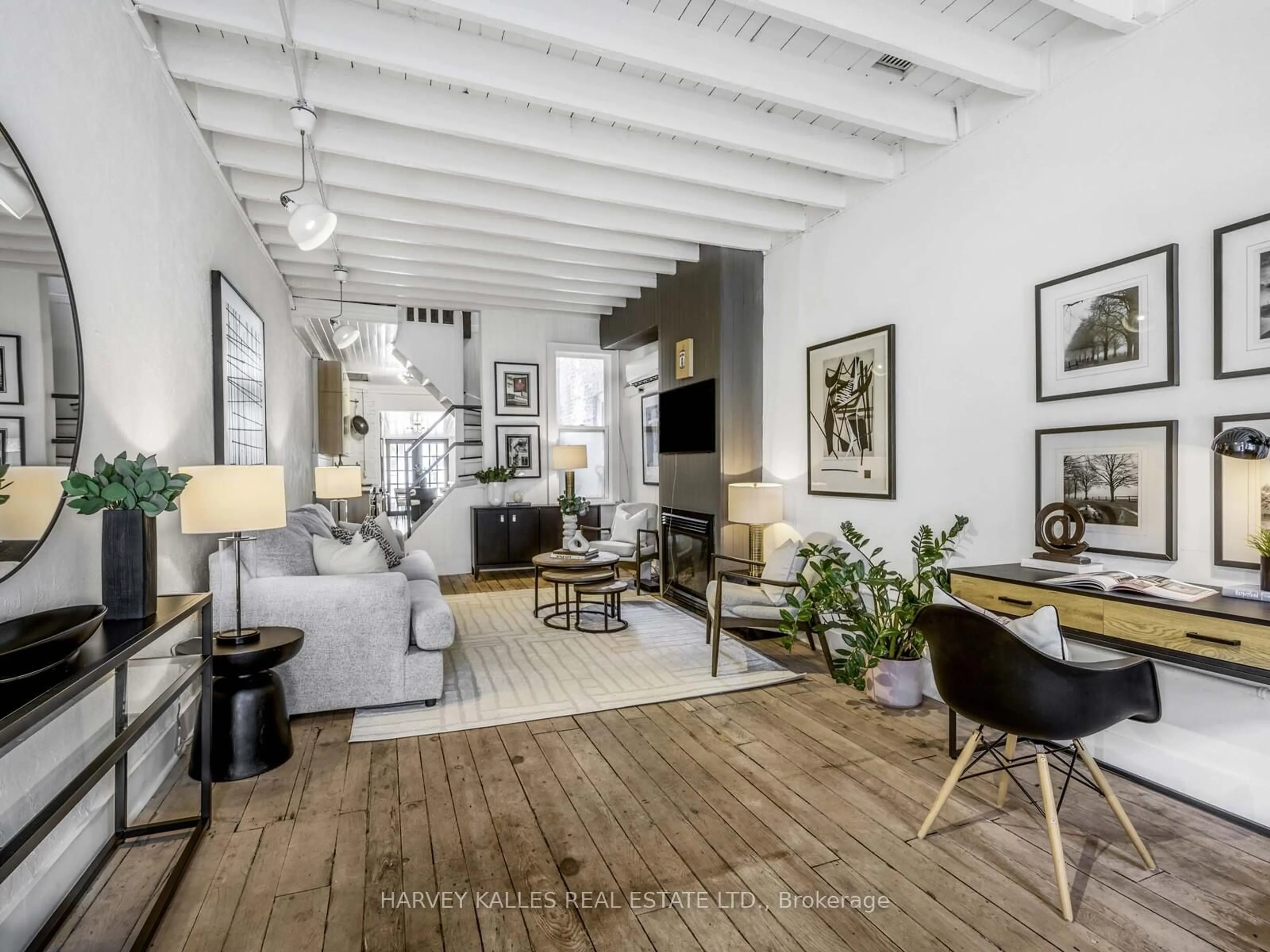 Living room with furniture, unknown for 18 Saunders Ave, Toronto Ontario M6R 1B8