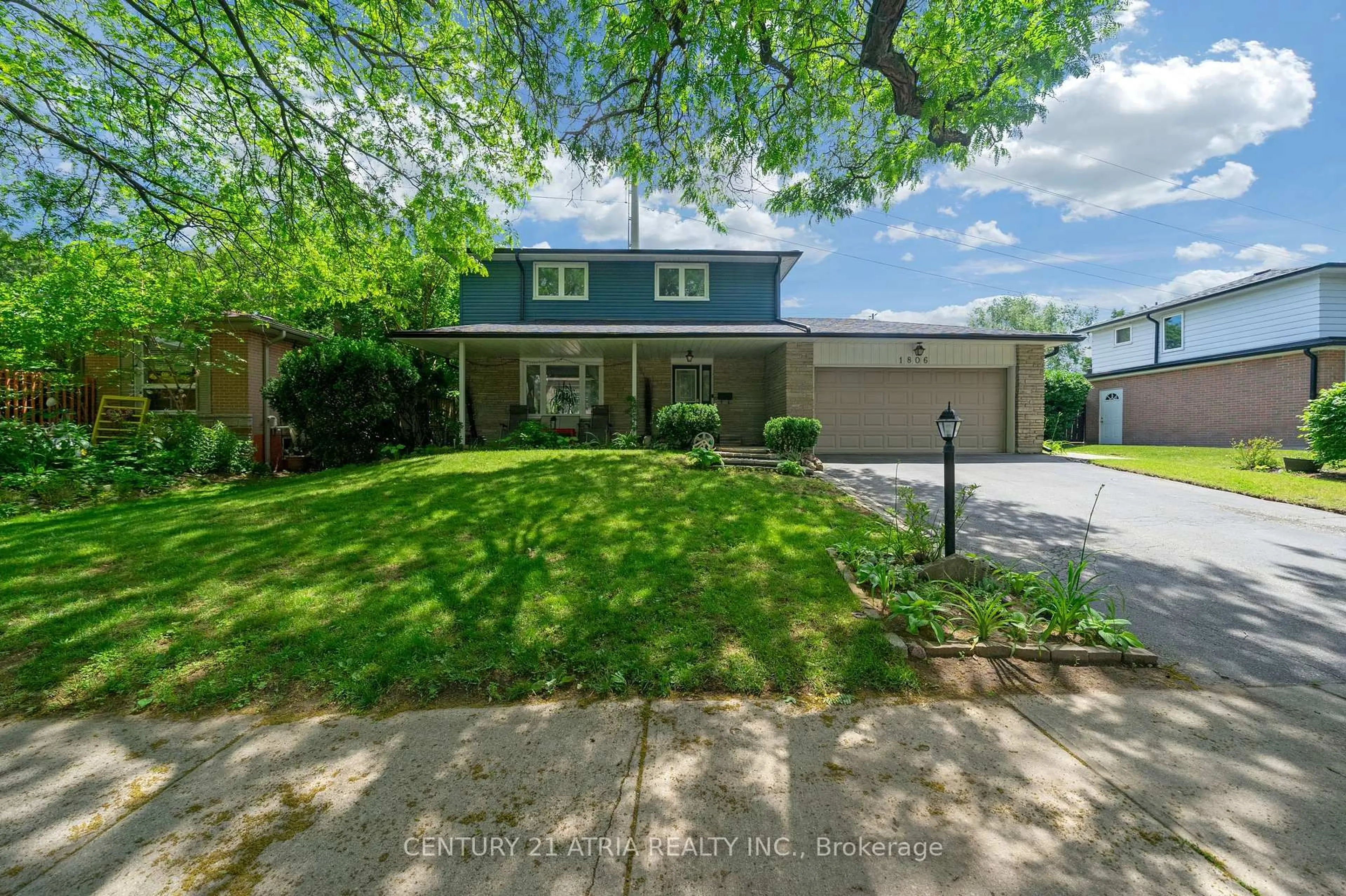 A pic from outside/outdoor area/front of a property/back of a property/a pic from drone, street for 1806 Barsuda Dr, Mississauga Ontario L5J 1V4