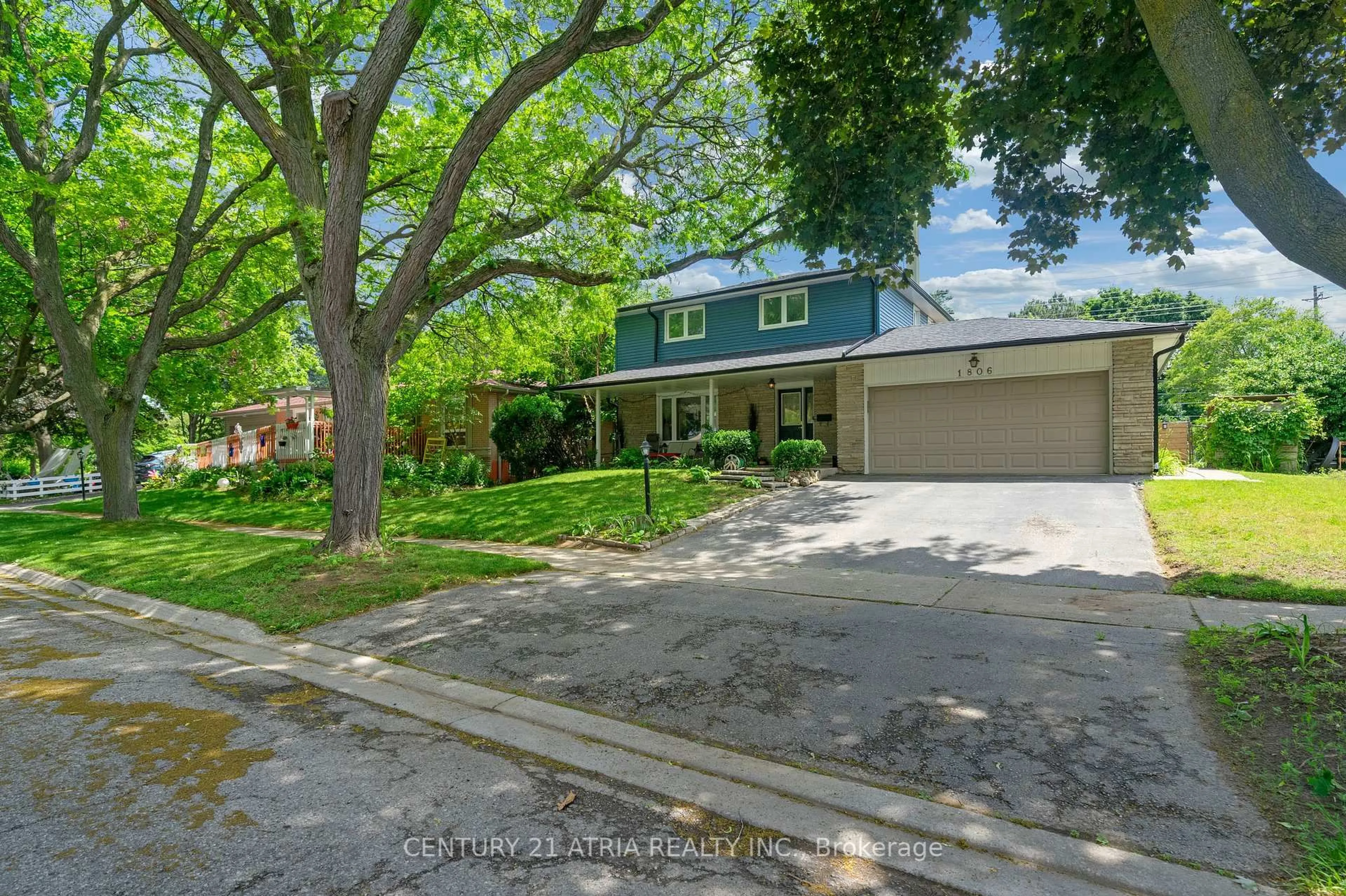 A pic from outside/outdoor area/front of a property/back of a property/a pic from drone, street for 1806 Barsuda Dr, Mississauga Ontario L5J 1V4