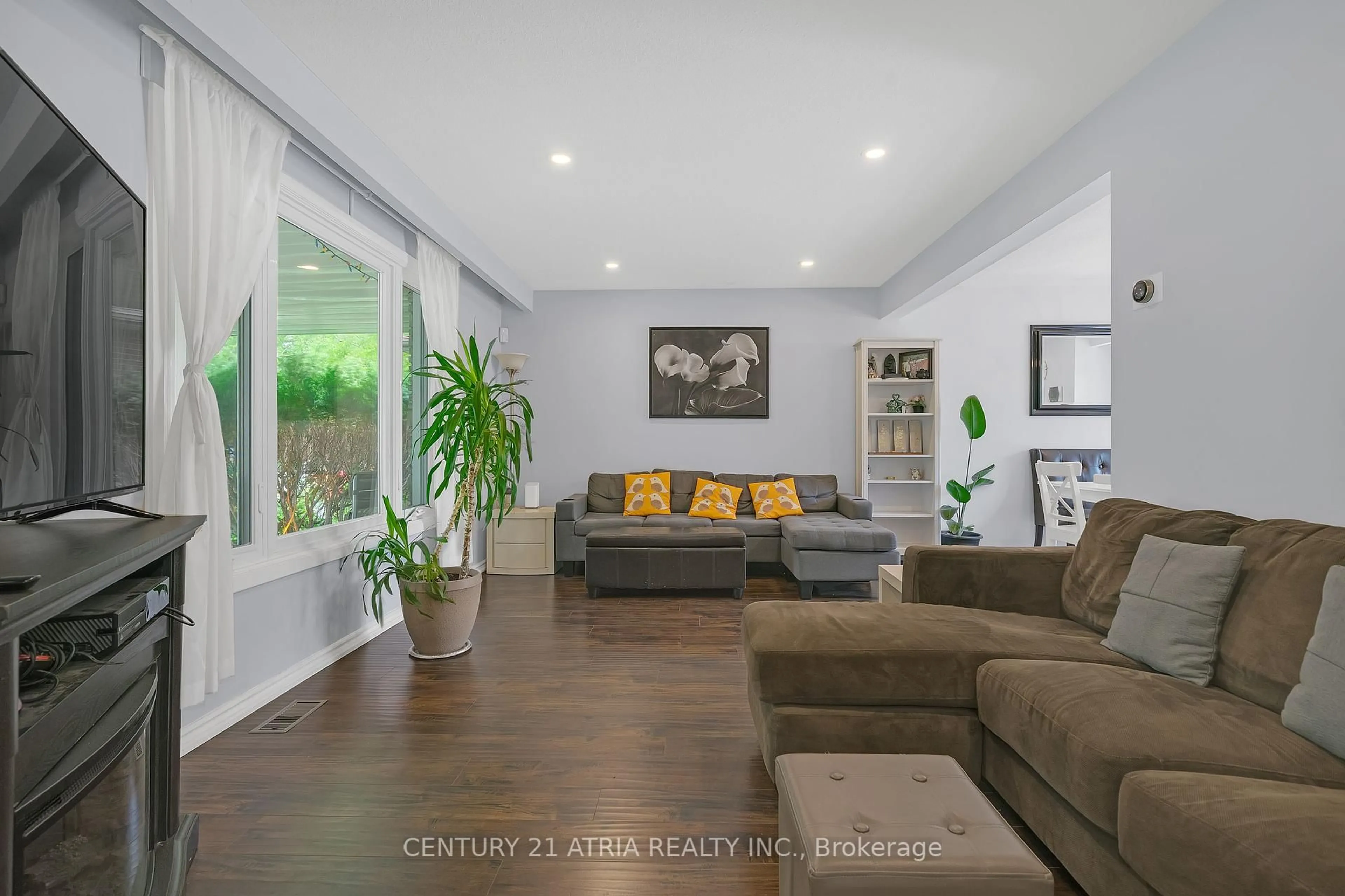 Living room with furniture, unknown for 1806 Barsuda Dr, Mississauga Ontario L5J 1V4