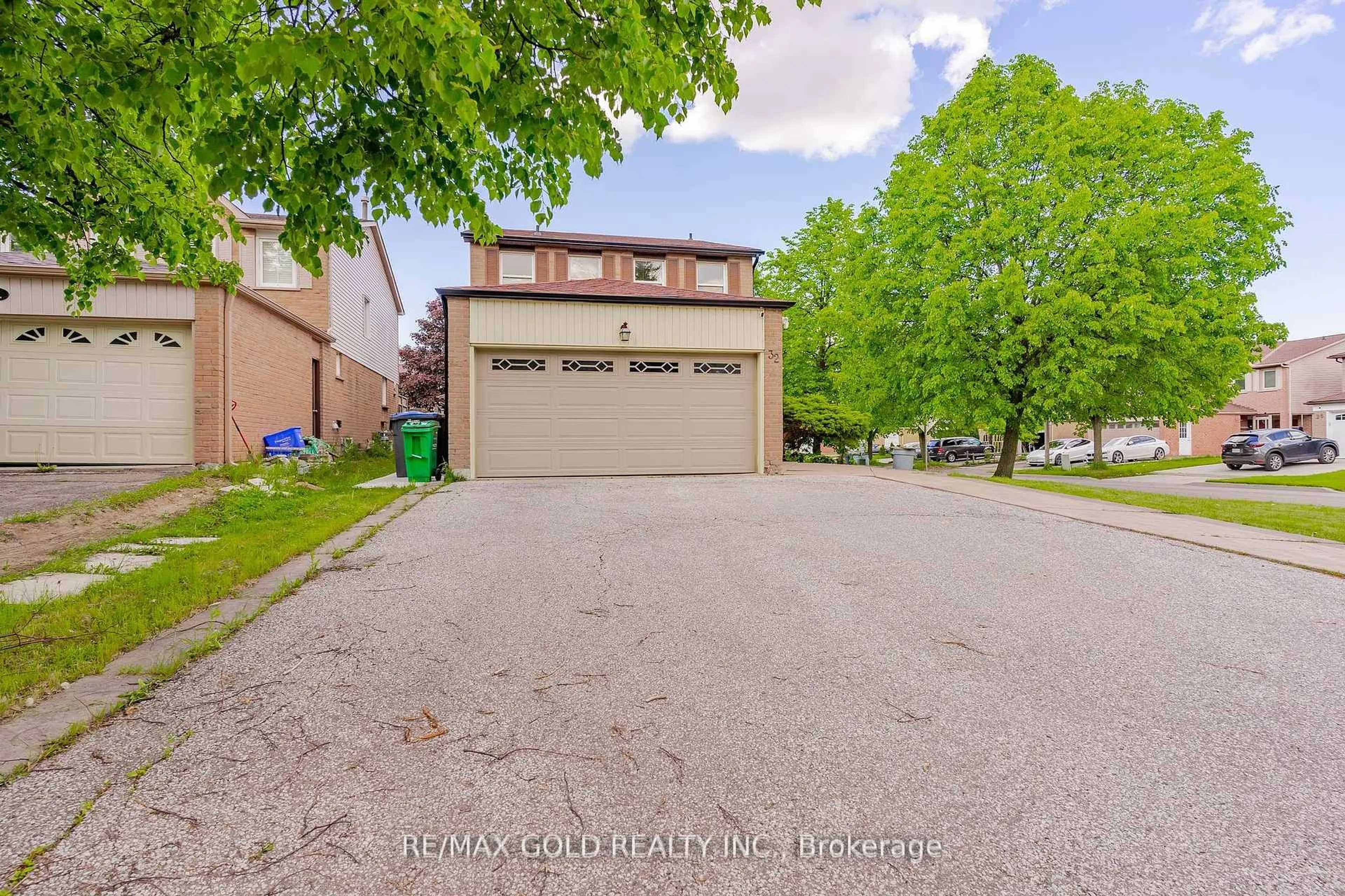 A pic from outside/outdoor area/front of a property/back of a property/a pic from drone, street for 32 Myrtle Crt, Brampton Ontario L6S 5B2