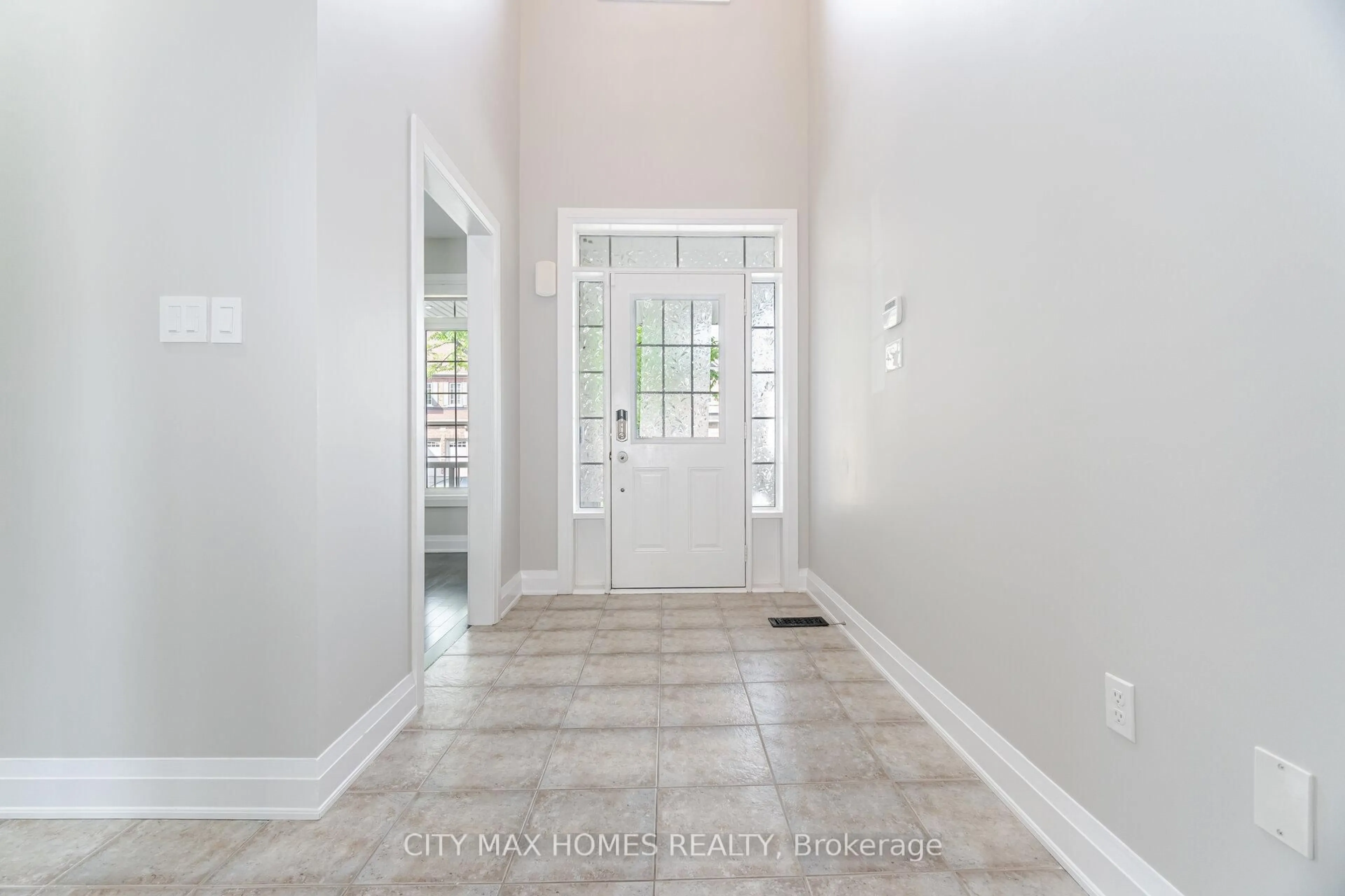 Indoor entryway for 8 Amberglow Crt, Brampton Ontario L6Y 2E3