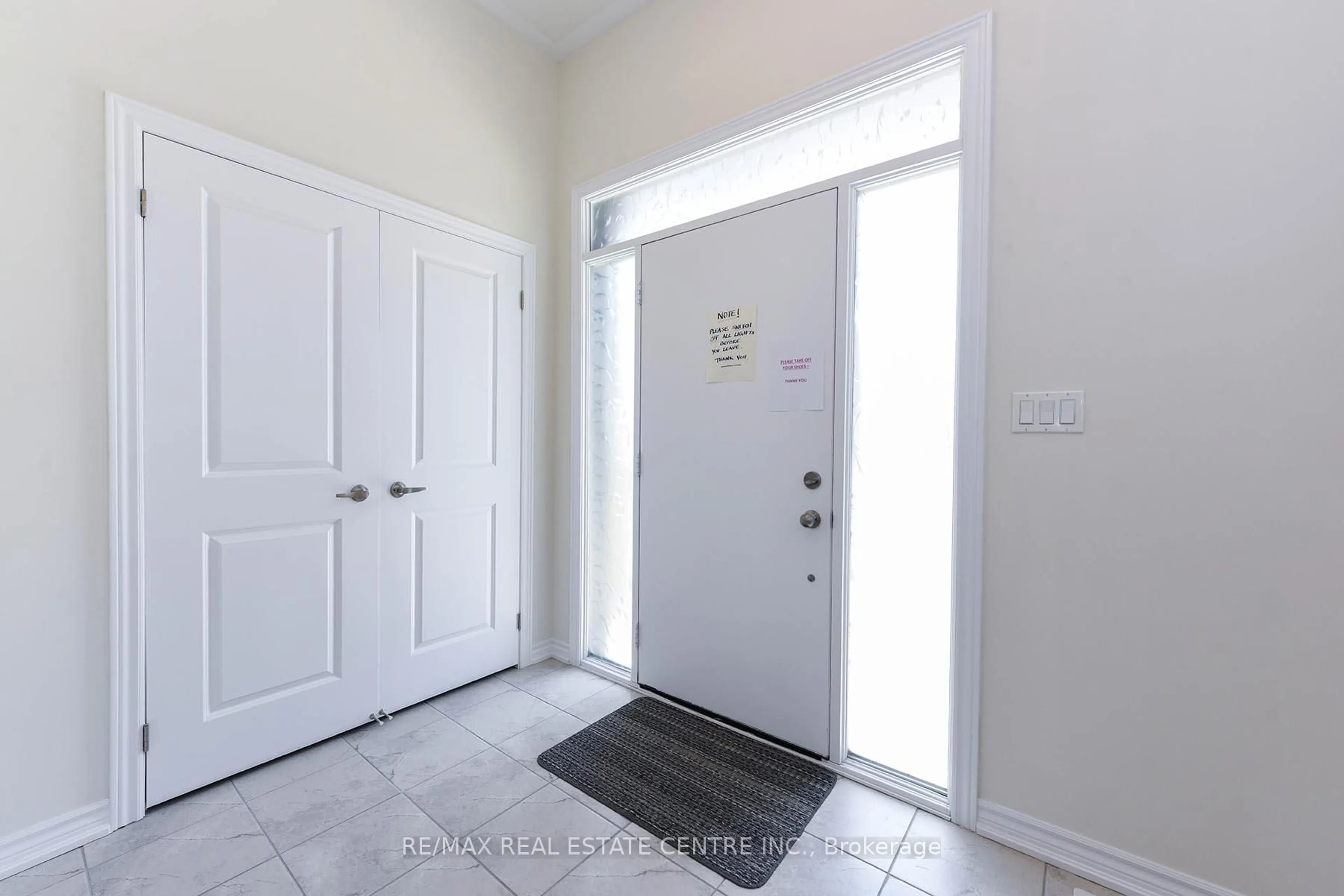 Indoor entryway for 611 Bearberry Pl, Milton Ontario L9T 7E7