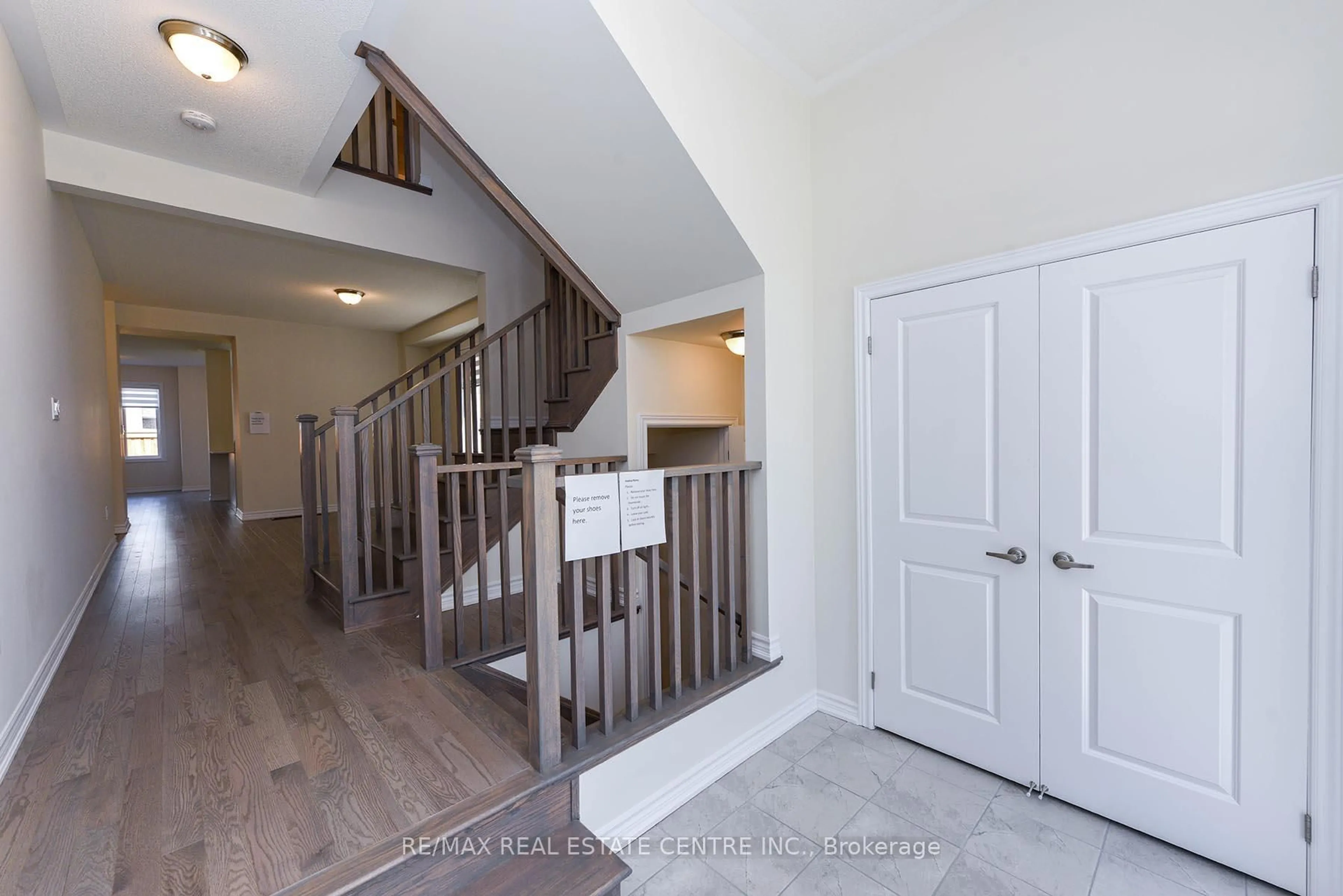 Indoor entryway for 611 Bearberry Pl, Milton Ontario L9T 7E7