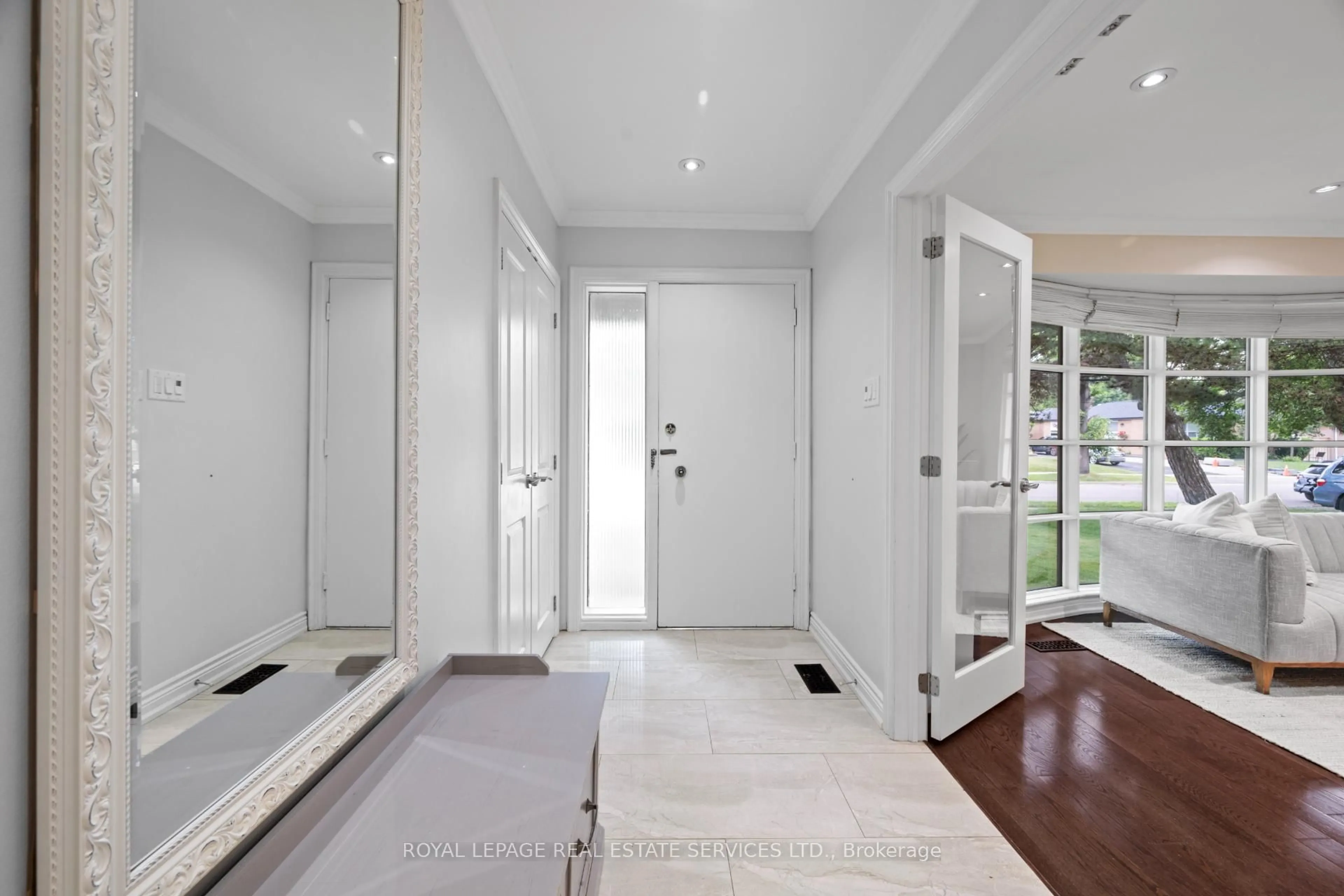 Indoor entryway for 106 West Deane Park Dr, Toronto Ontario M9B 2S5