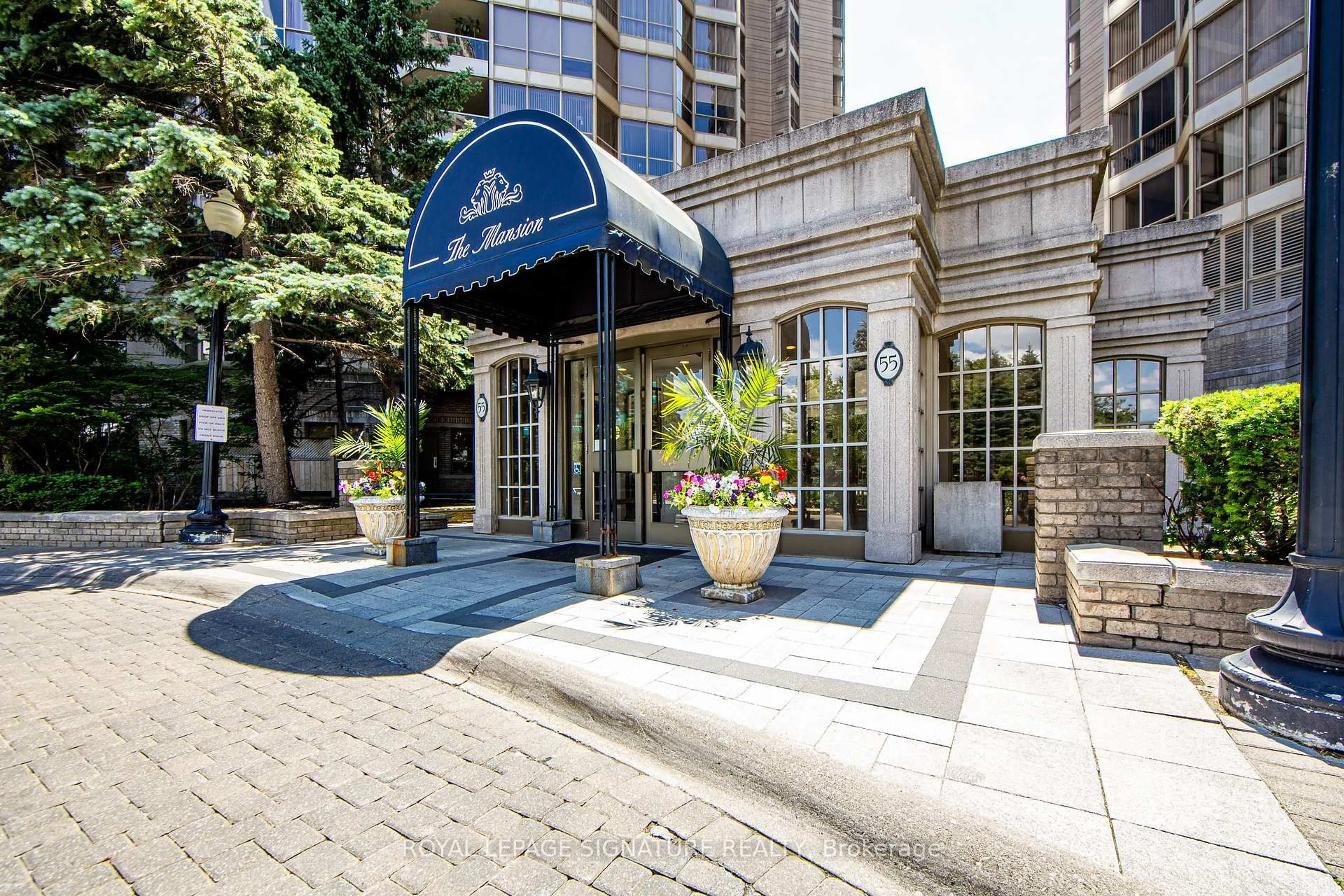 Indoor foyer for 55 Kingsbridge Garden Circ #2111, Mississauga Ontario L5R 1Y1