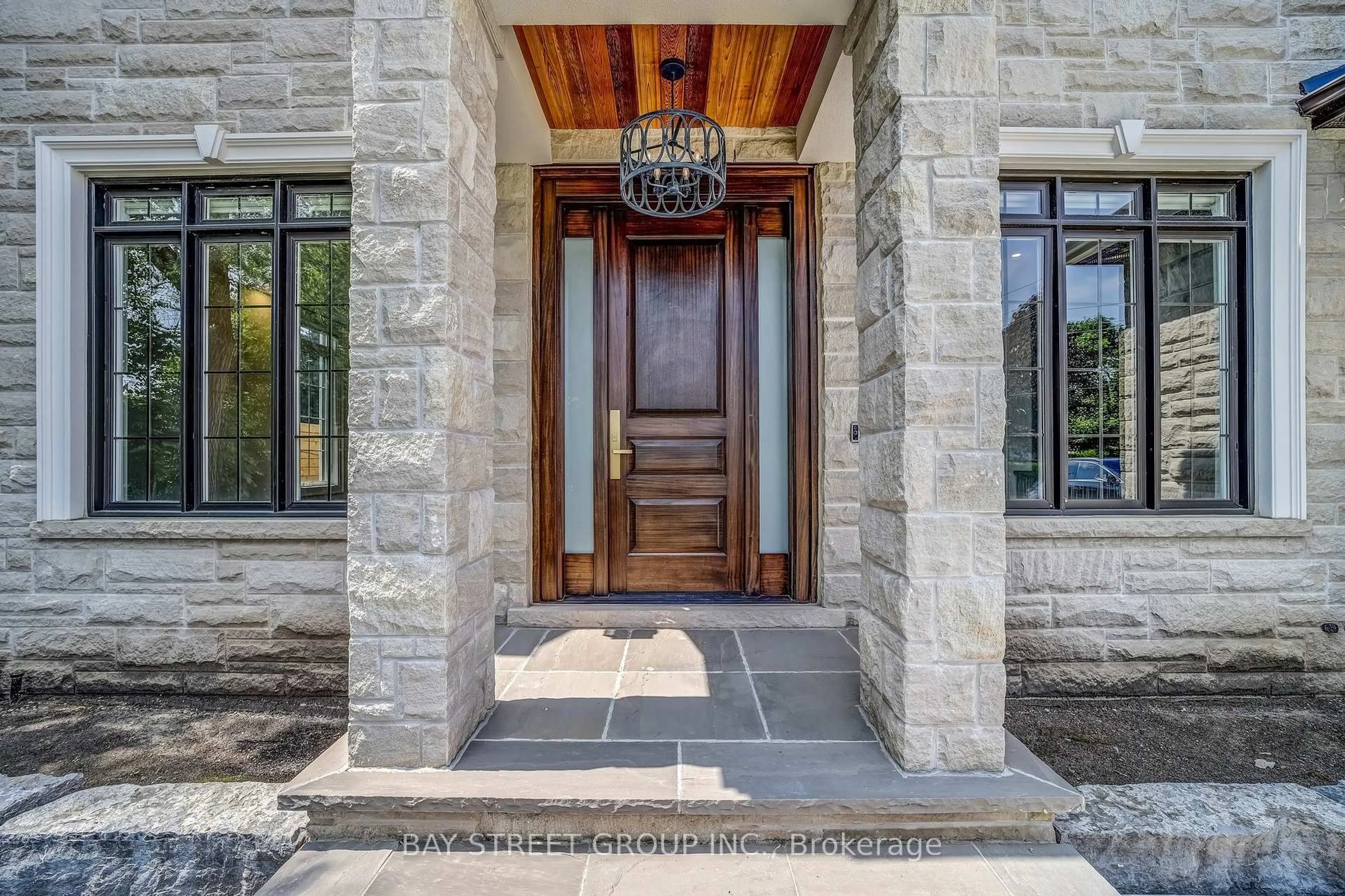 Indoor entryway for 438 Sherin Dr, Oakville Ontario L6L 4J5