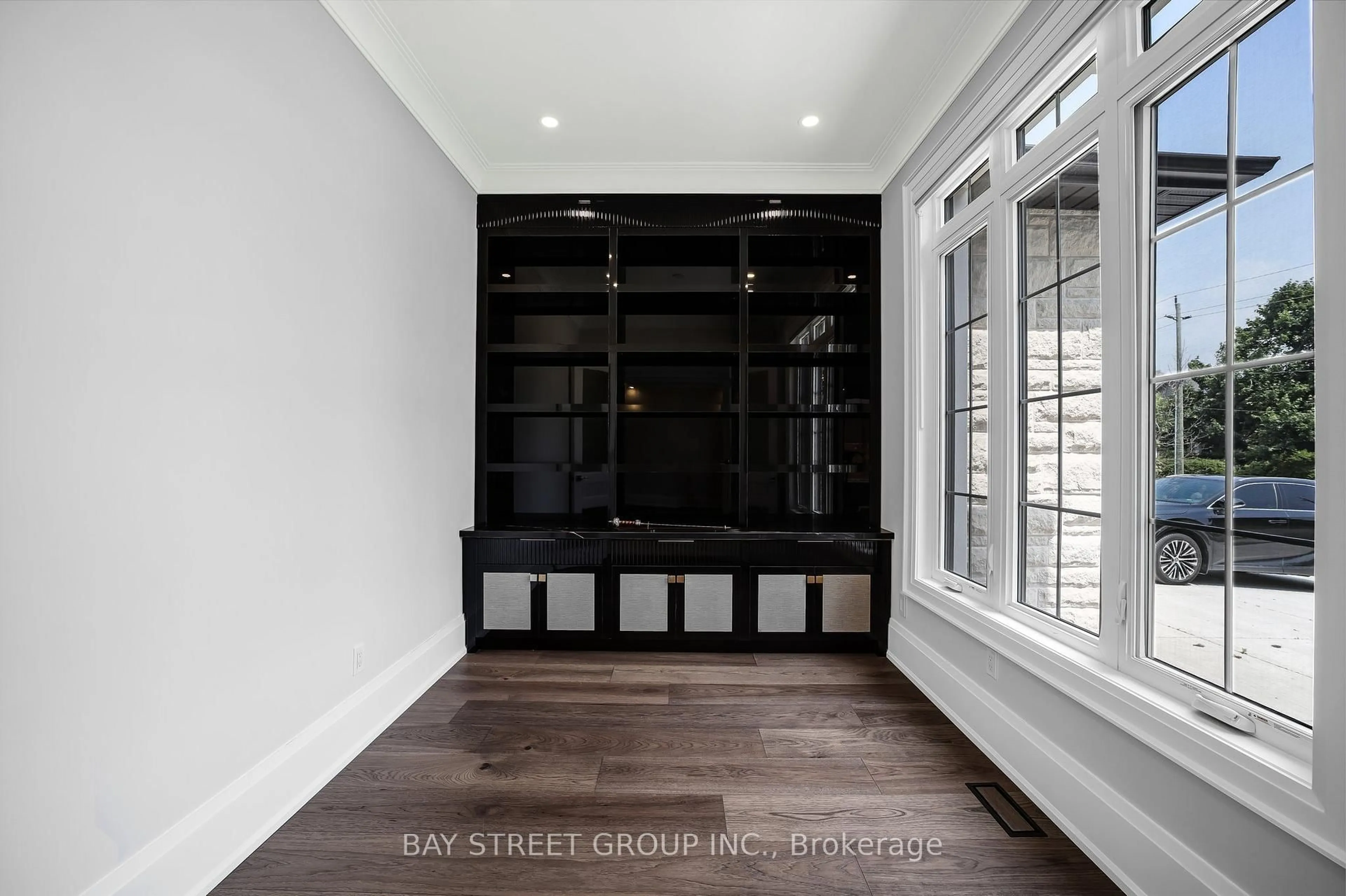 Indoor entryway for 438 Sherin Dr, Oakville Ontario L6L 4J5