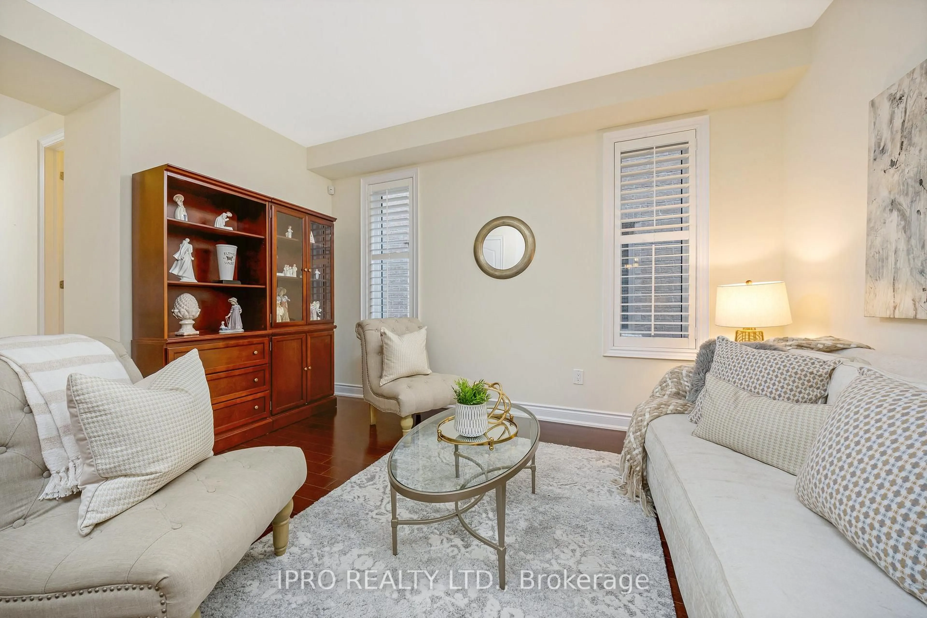 Living room with furniture, unknown for 84 Northwest Crt, Halton Hills Ontario L7G 0K7