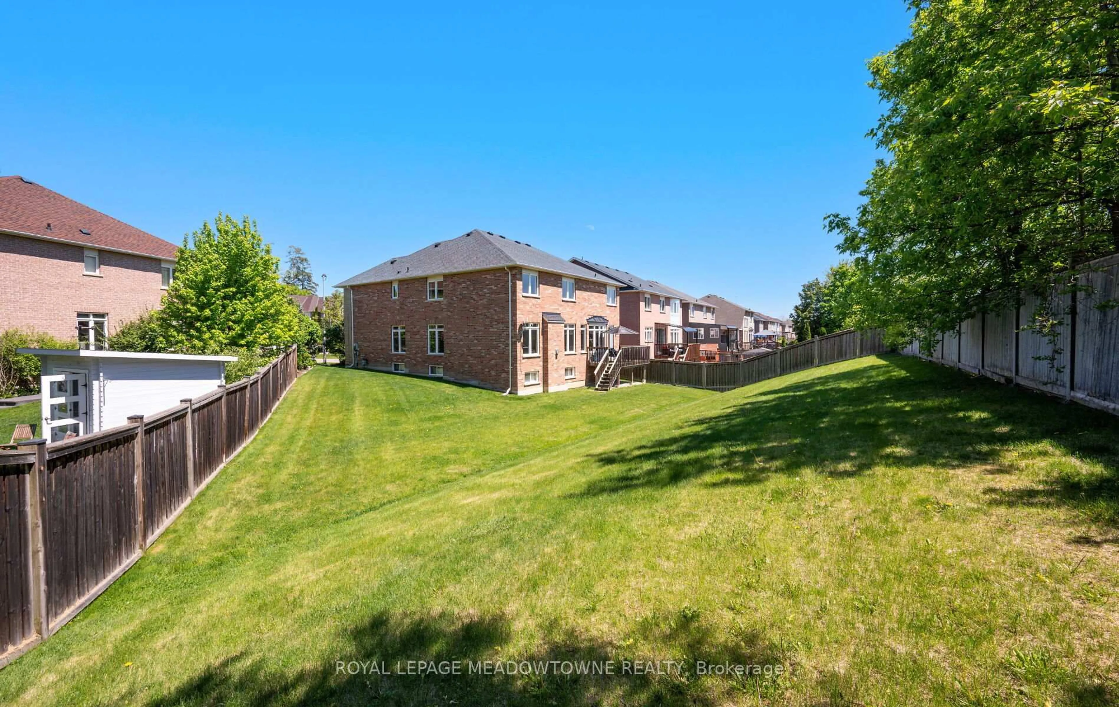 A pic from outside/outdoor area/front of a property/back of a property/a pic from drone, unknown for 6 Xavier Crt, Brampton Ontario L6Y 5S1