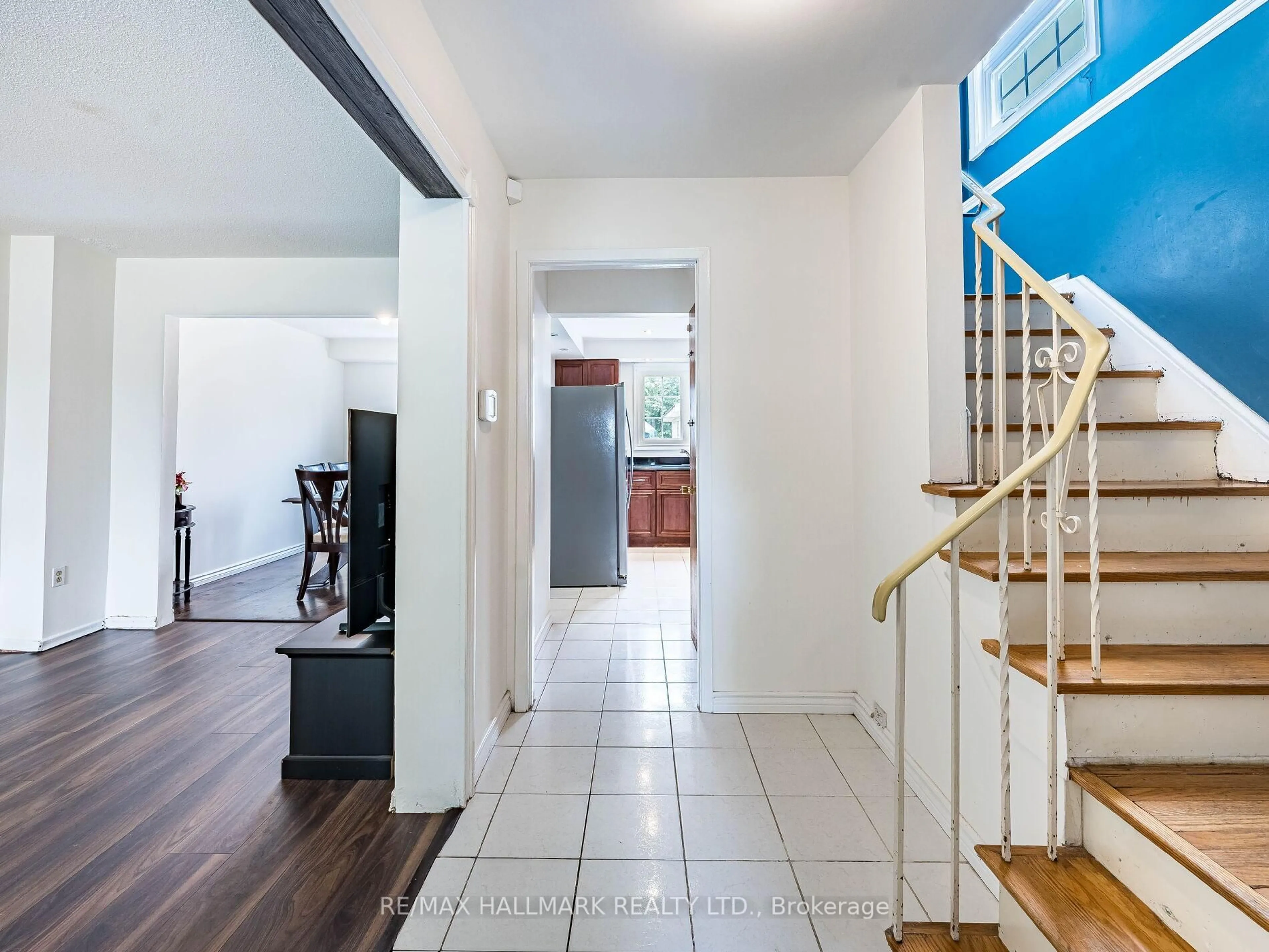 Indoor entryway for 7232 Redfox Rd, Mississauga Ontario L4T 2L8