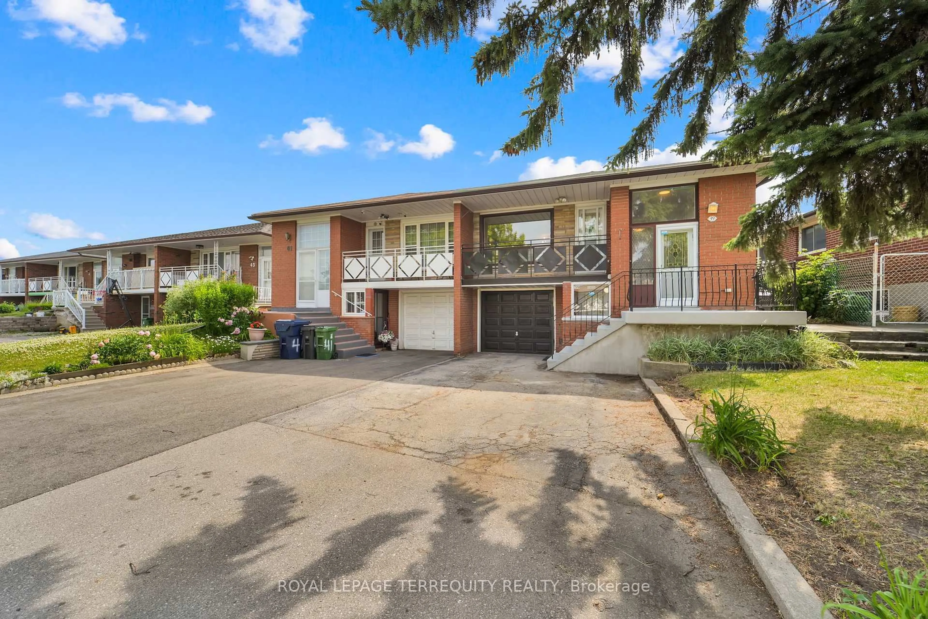 A pic from outside/outdoor area/front of a property/back of a property/a pic from drone, street for 39 Picaro Dr, Toronto Ontario M3N 2B6