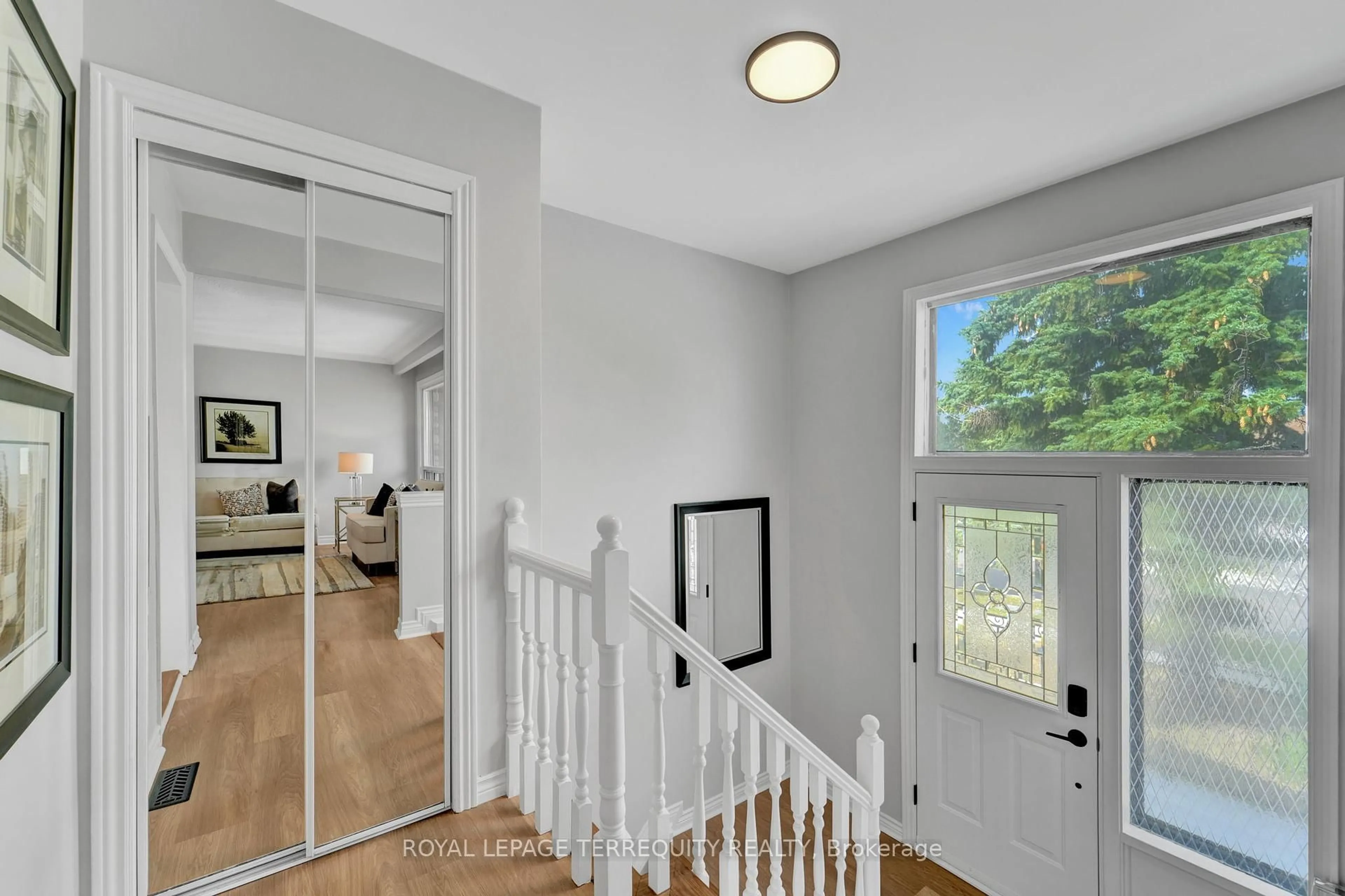 Indoor entryway for 39 Picaro Dr, Toronto Ontario M3N 2B6