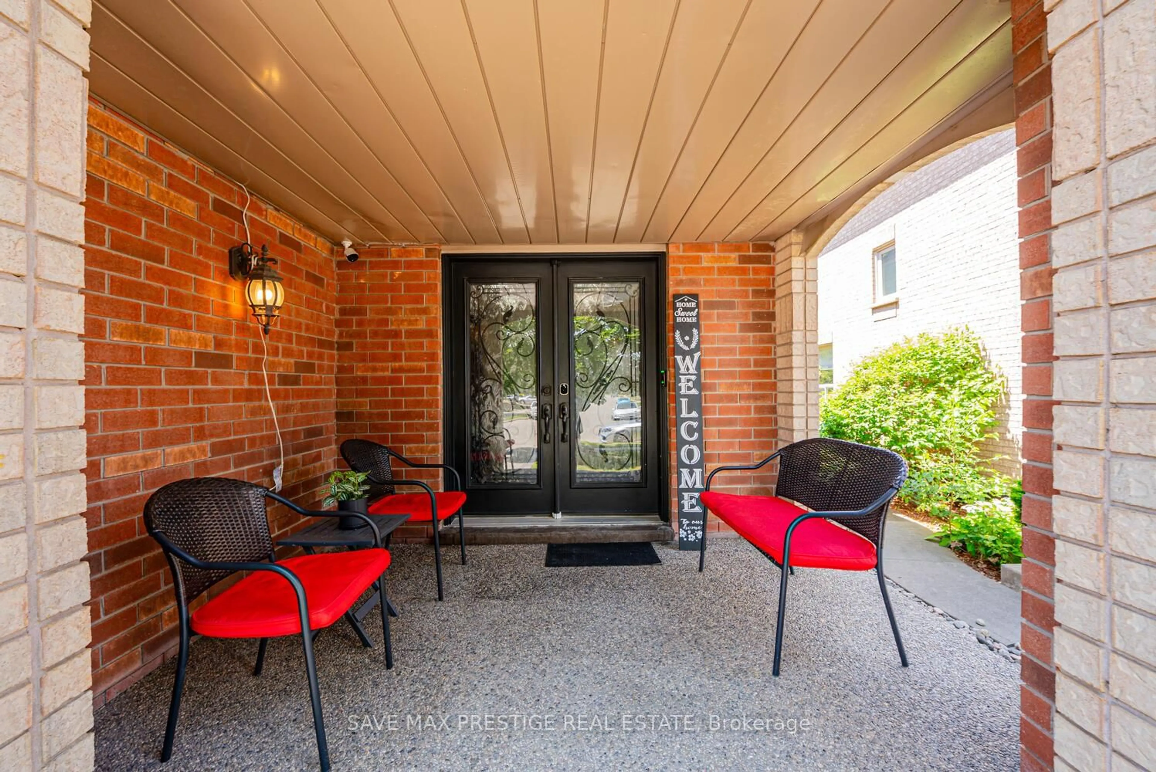 Patio, street for 220 Cresthaven Rd, Brampton Ontario L7A 1G5