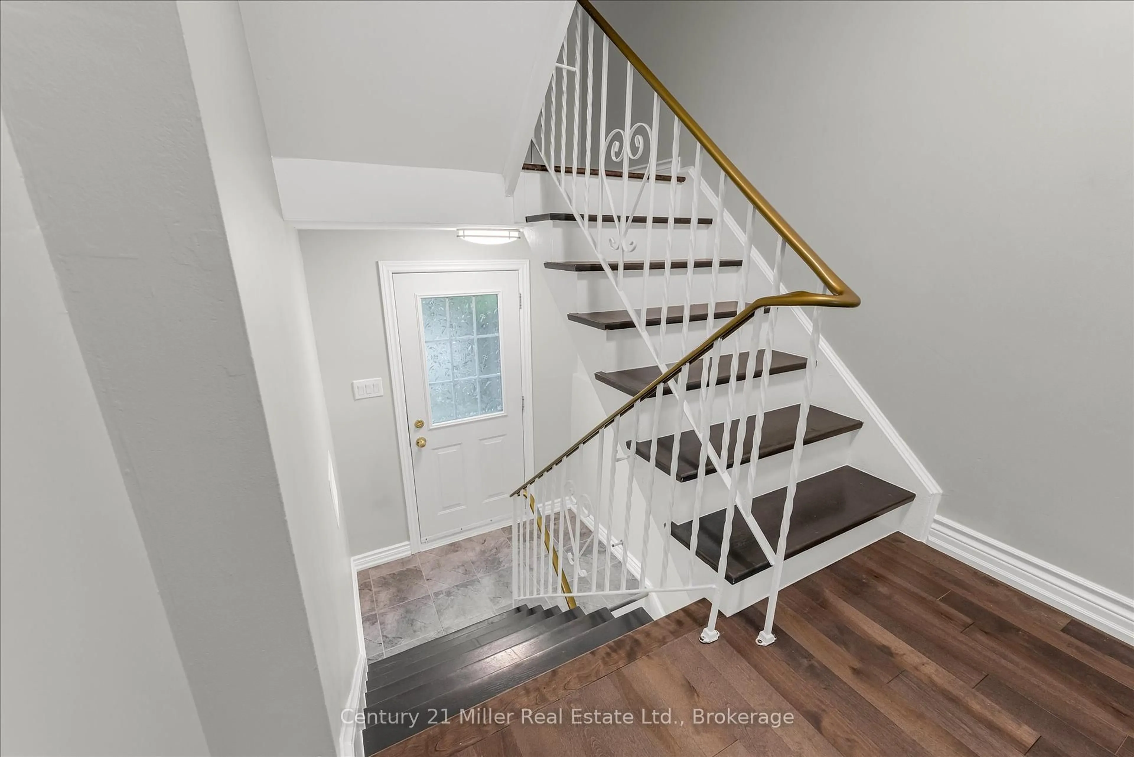 Stairs for 1531 Westminster Pl, Burlington Ontario L7P 2B4