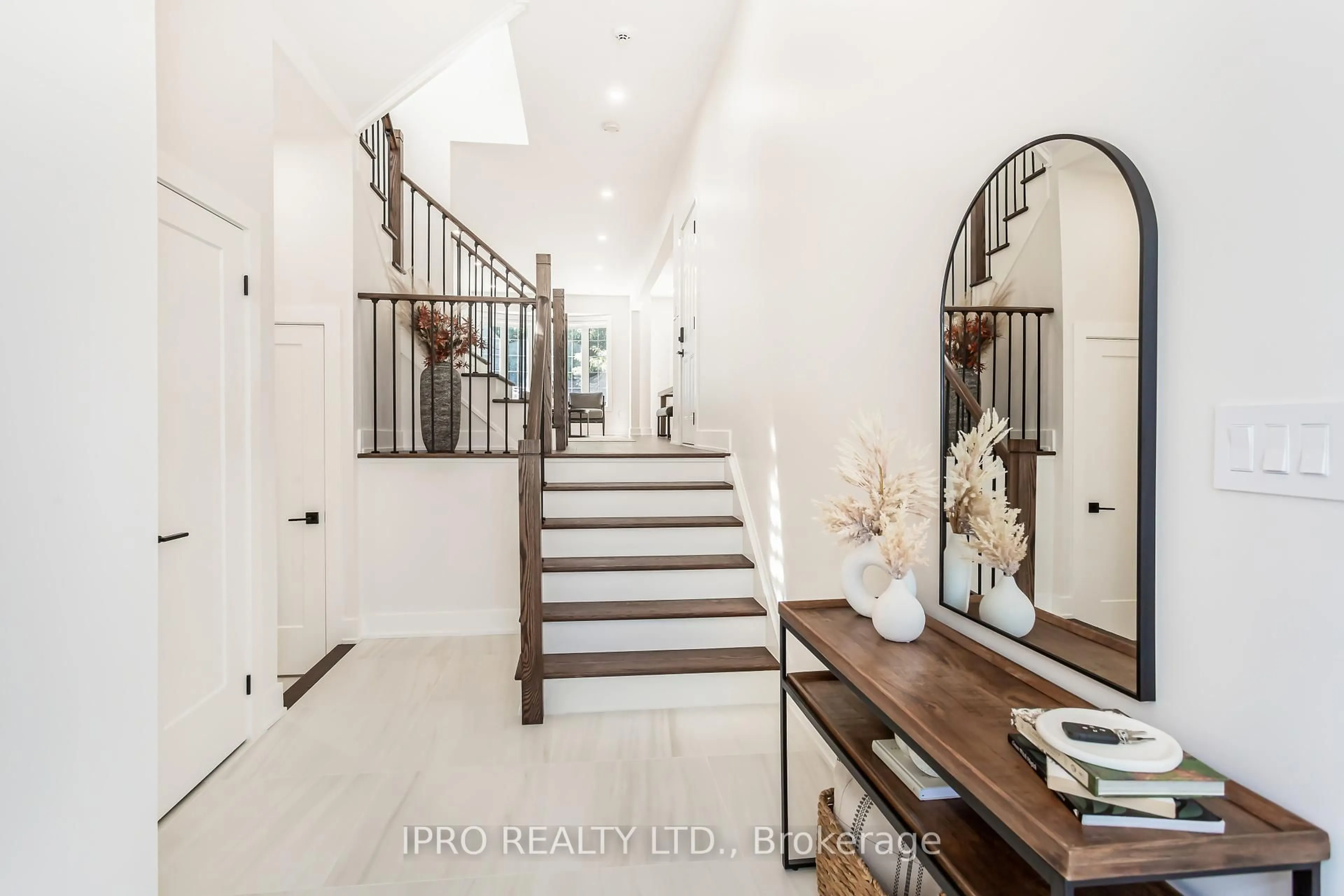 Indoor entryway for 3437 Park Heights Way, Mississauga Ontario L5M 0V5