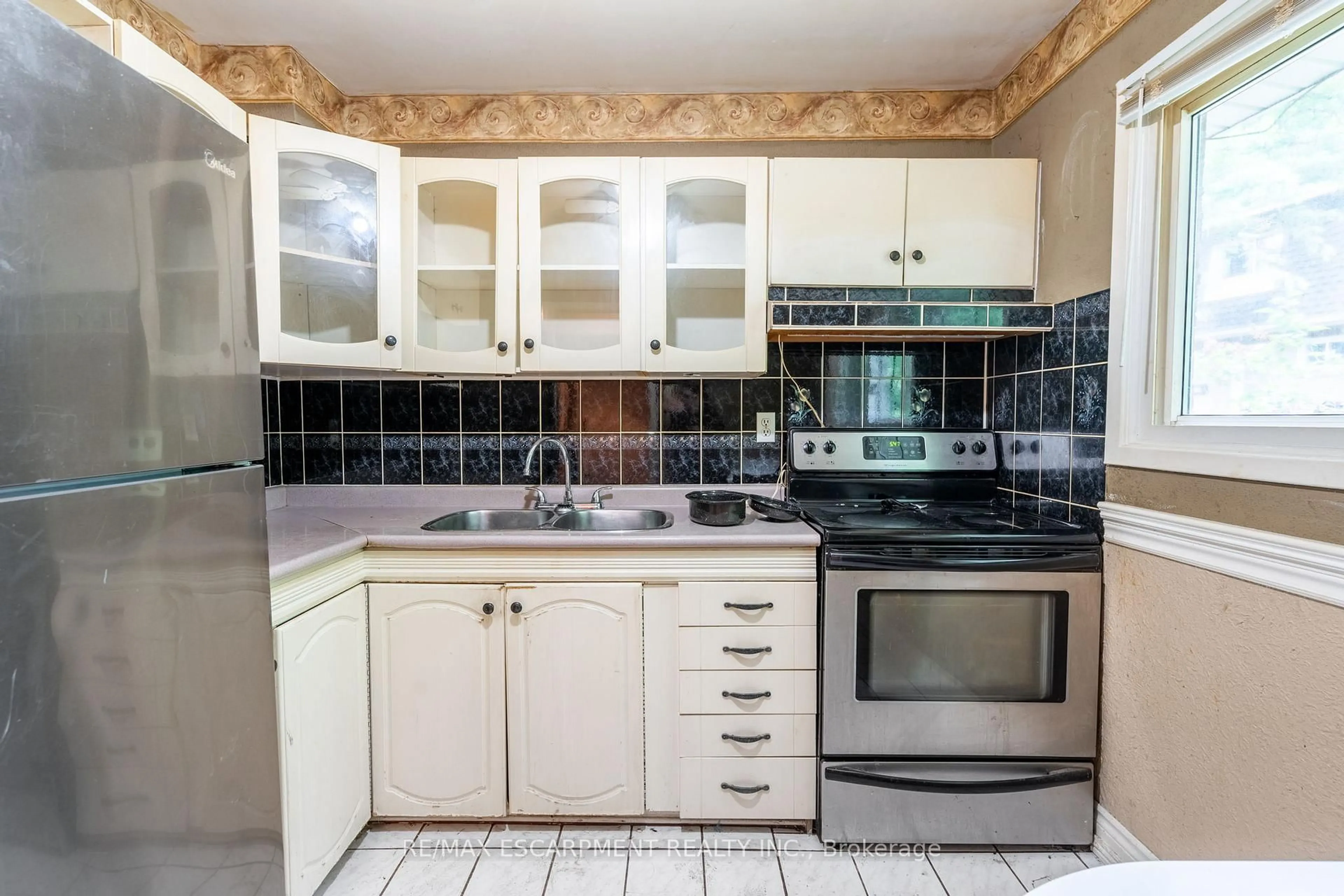 Standard kitchen, ceramic/tile floor for 2050 Upper Middle Rd #153, Burlington Ontario L7P 3R9