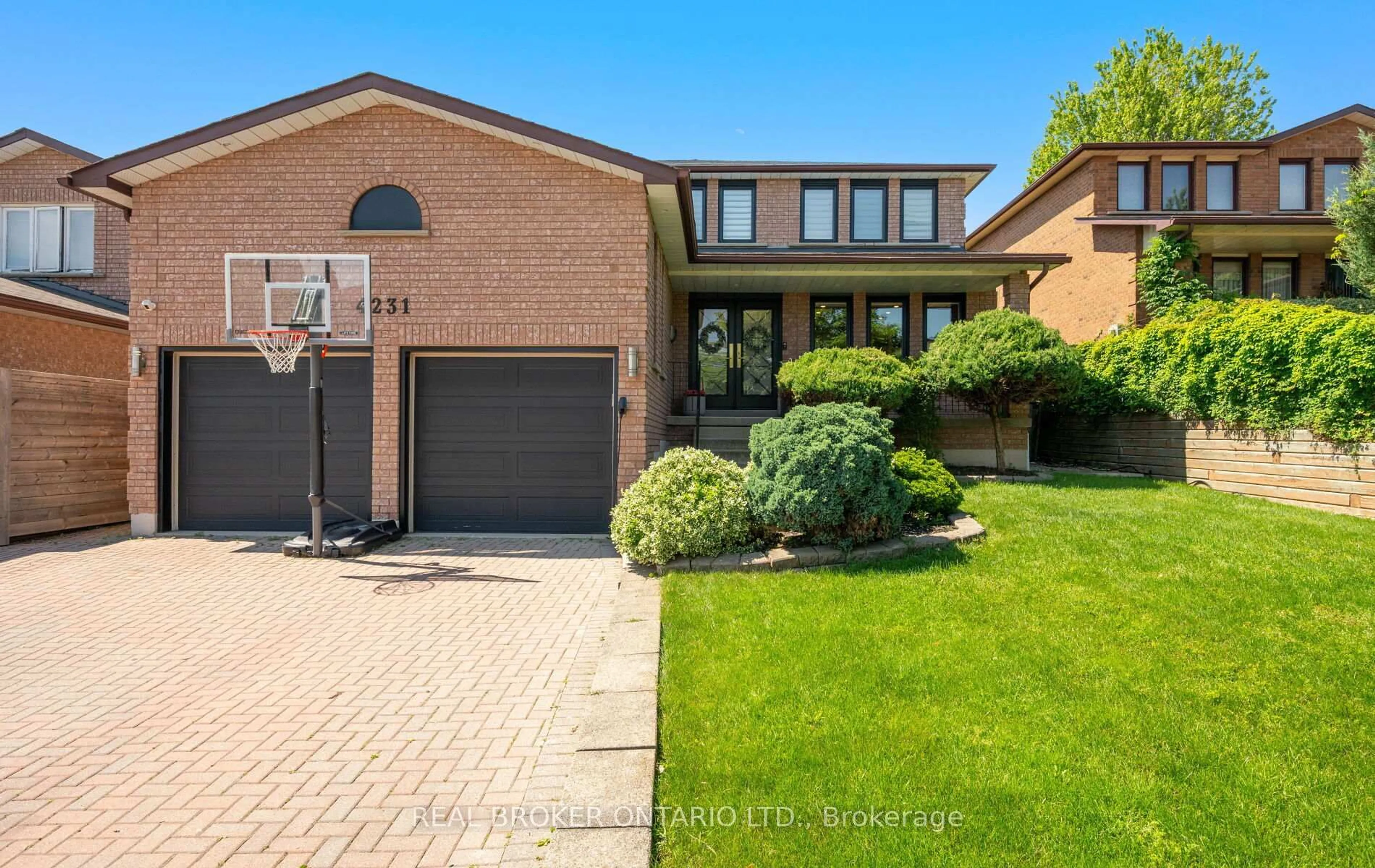 Home with brick exterior material, street for 4231 Highgate Cres, Mississauga Ontario L4W 3G8