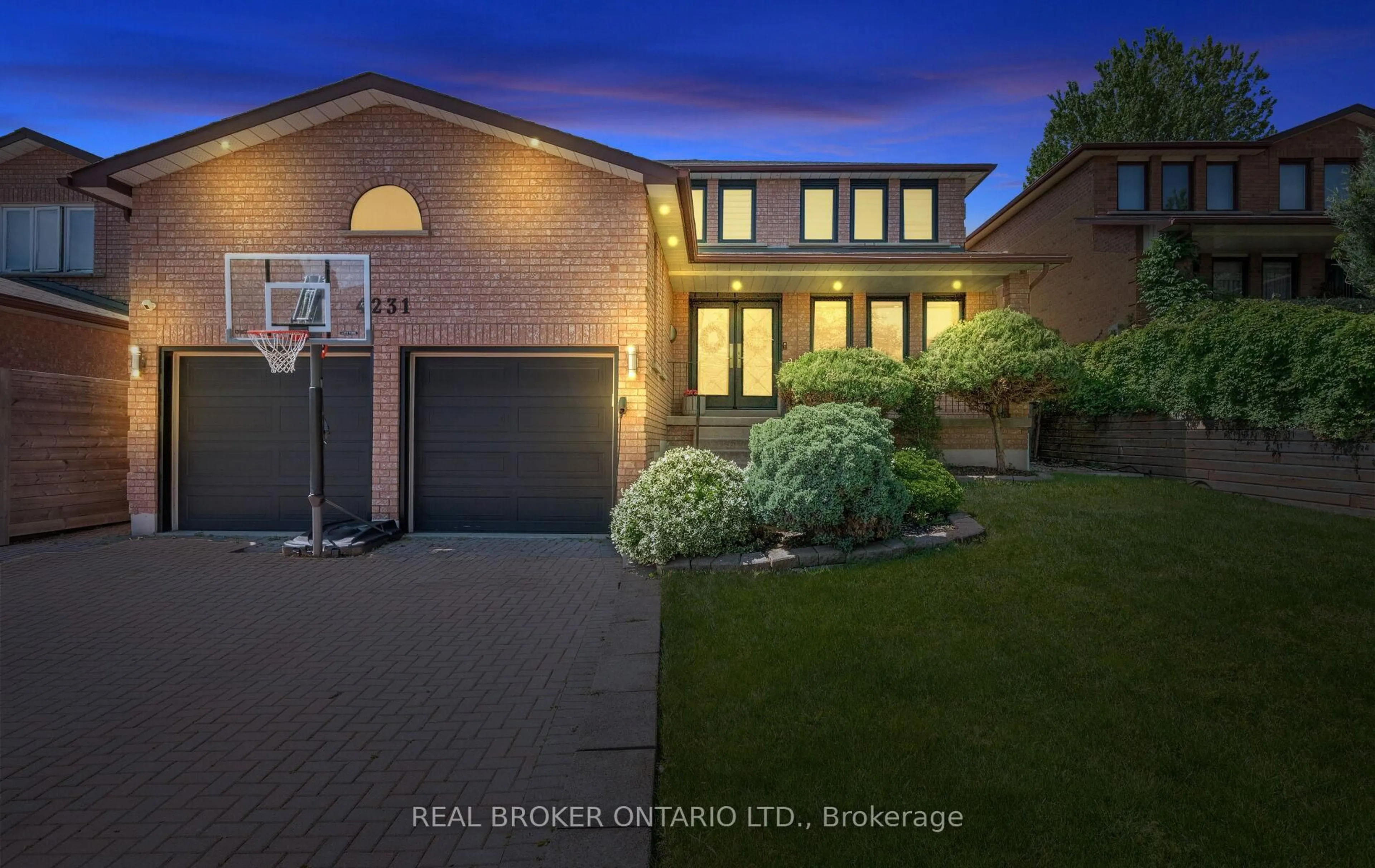 Home with brick exterior material, street for 4231 Highgate Cres, Mississauga Ontario L4W 3G8