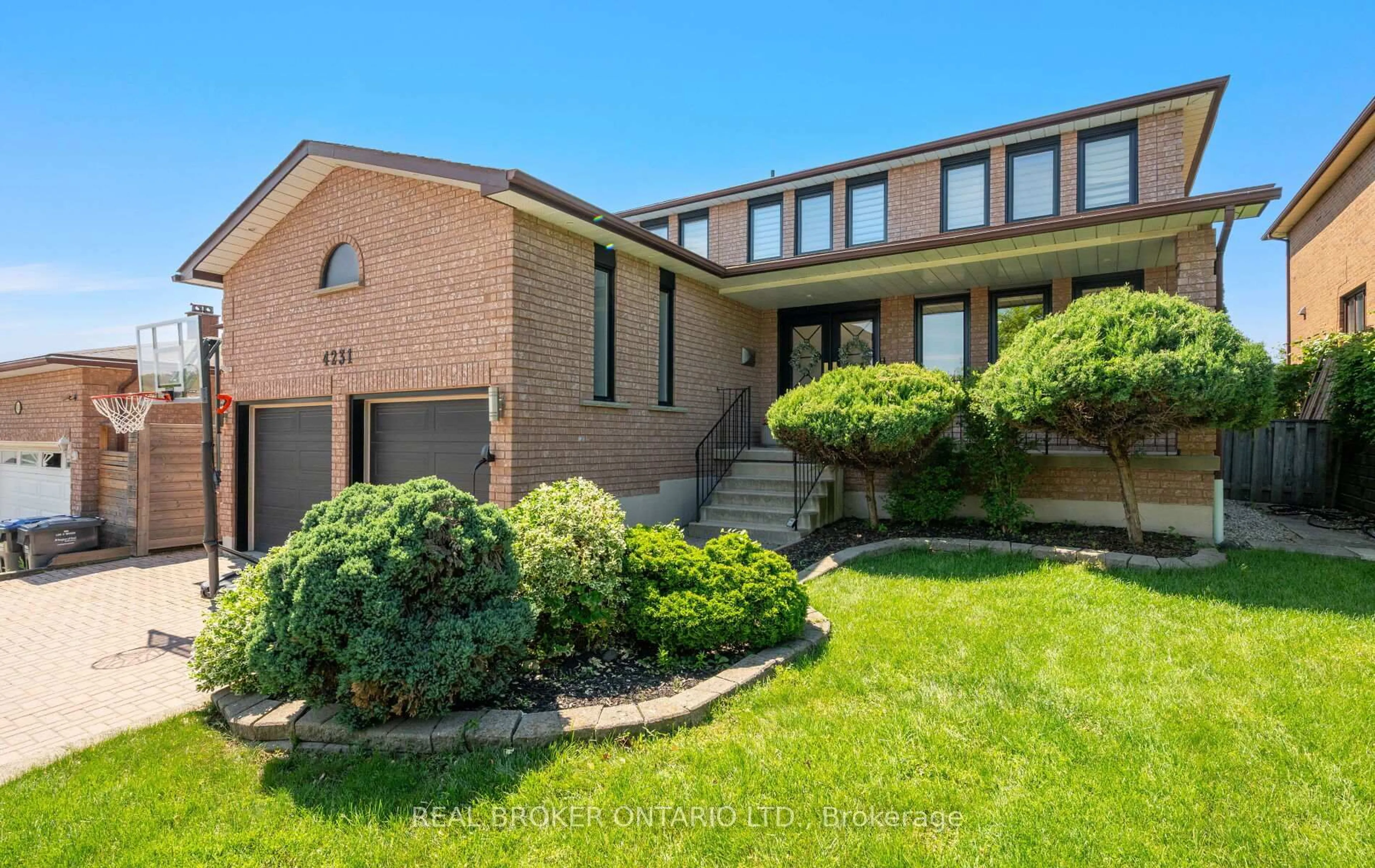 Home with brick exterior material, unknown for 4231 Highgate Cres, Mississauga Ontario L4W 3G8
