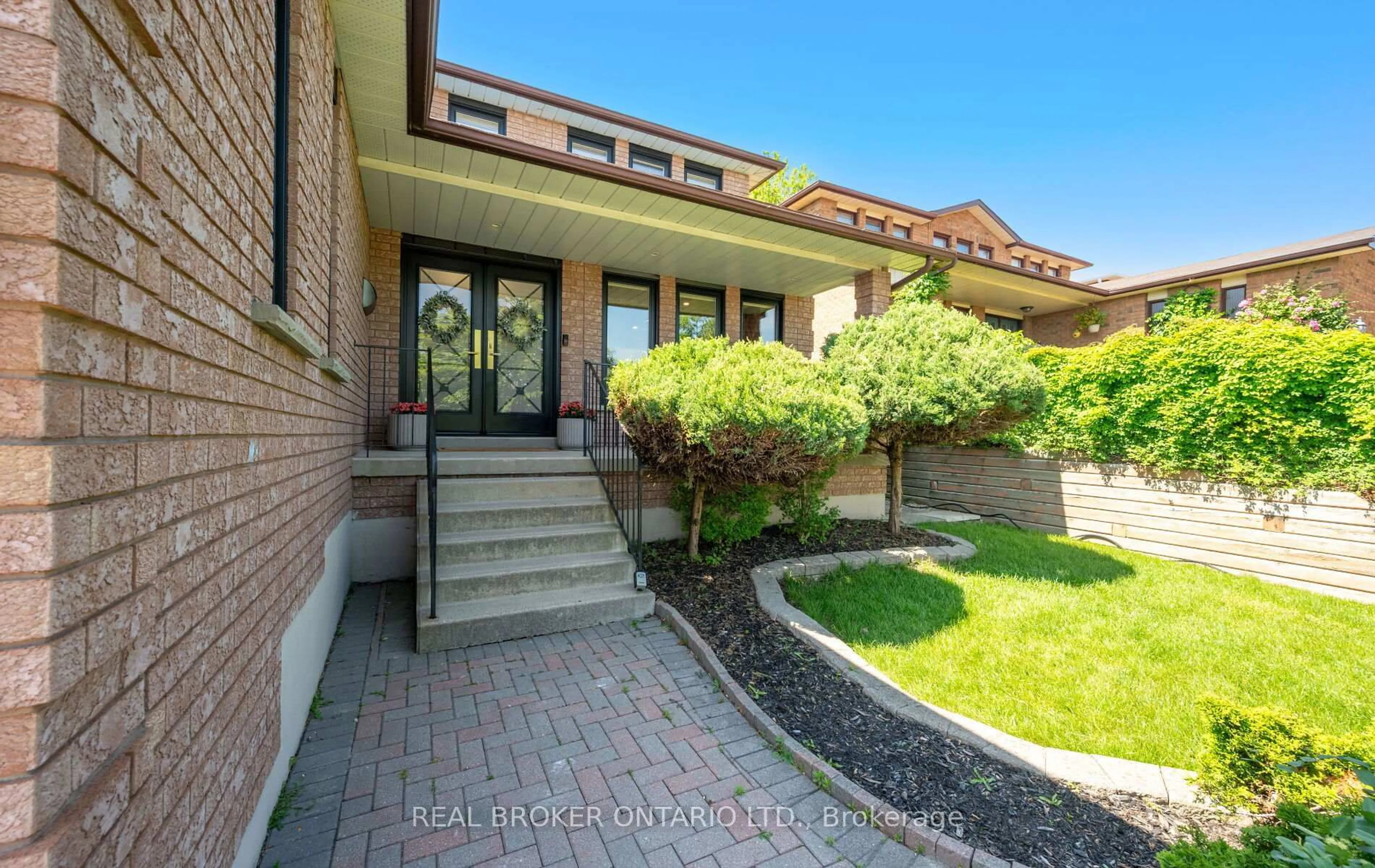 Home with brick exterior material, street for 4231 Highgate Cres, Mississauga Ontario L4W 3G8