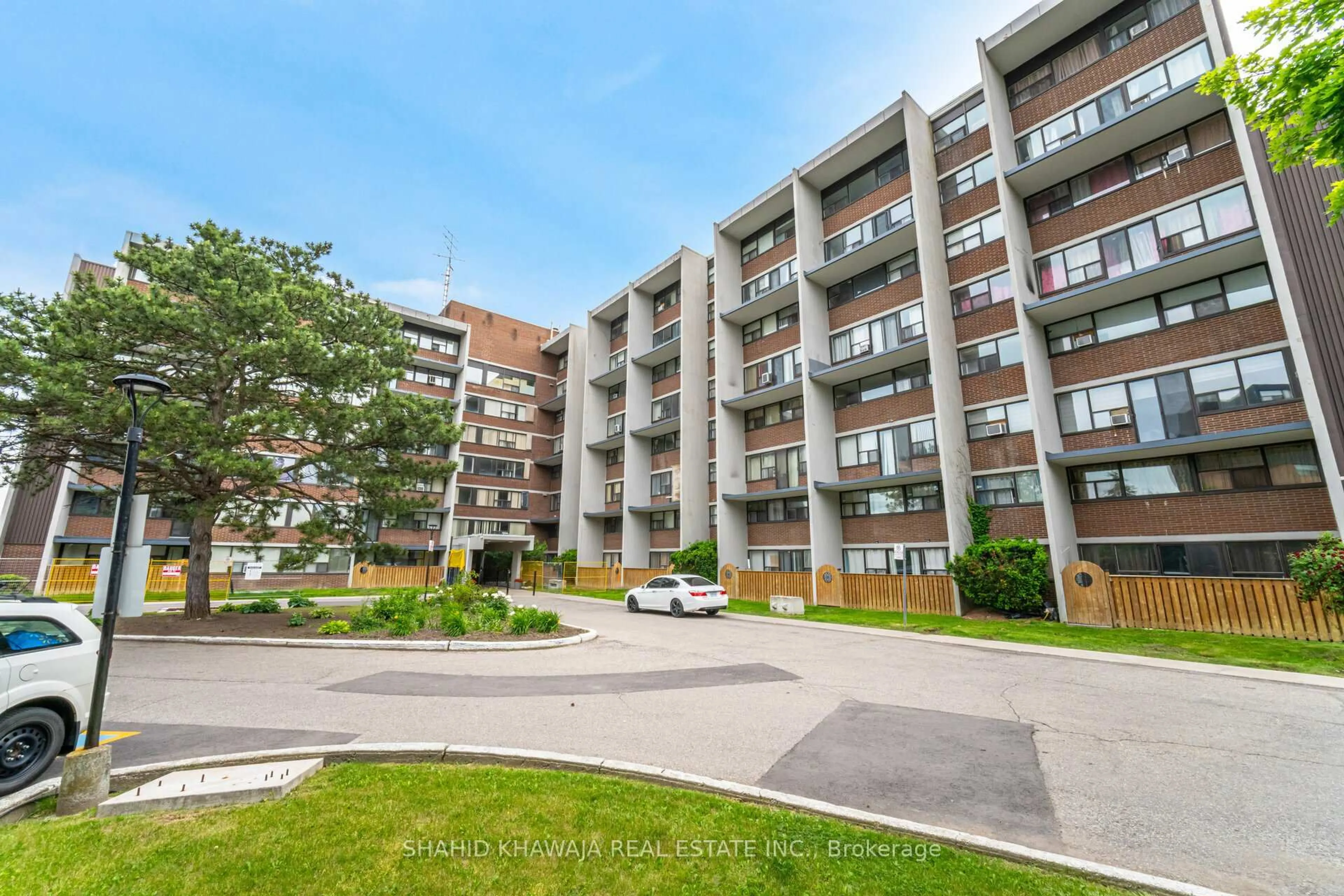 A pic from outside/outdoor area/front of a property/back of a property/a pic from drone, unknown for 2121 Roche Crt #721, Mississauga Ontario L5K 2C7