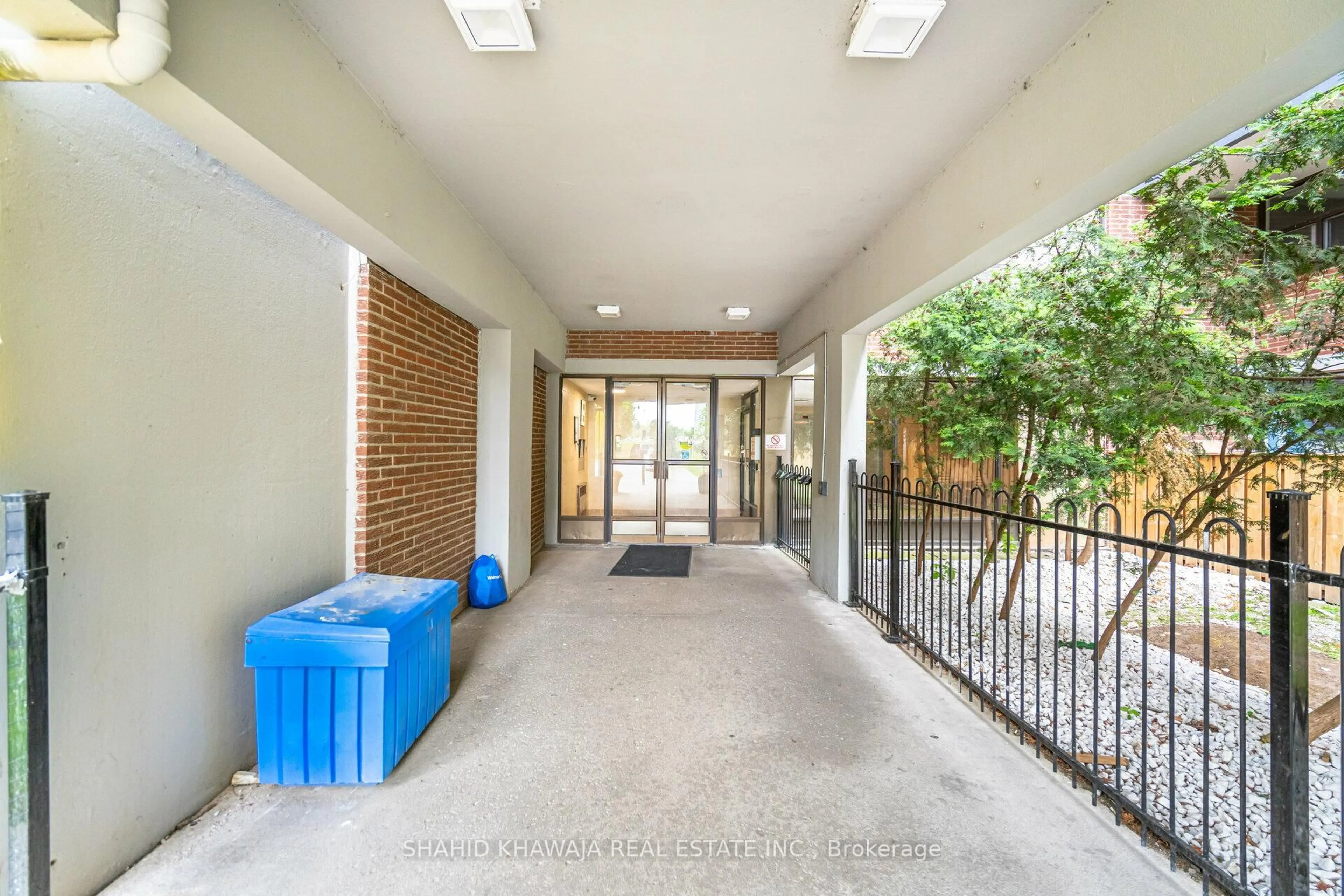 Indoor foyer for 2121 Roche Crt #721, Mississauga Ontario L5K 2C7
