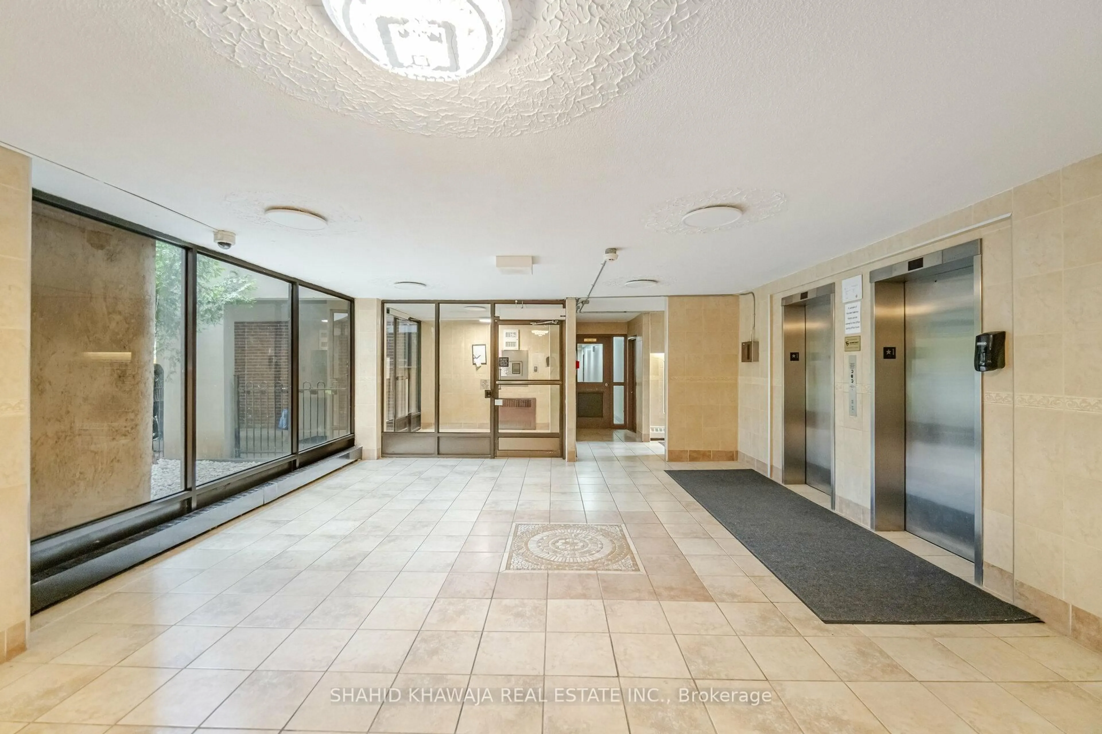 Indoor foyer for 2121 Roche Crt #721, Mississauga Ontario L5K 2C7
