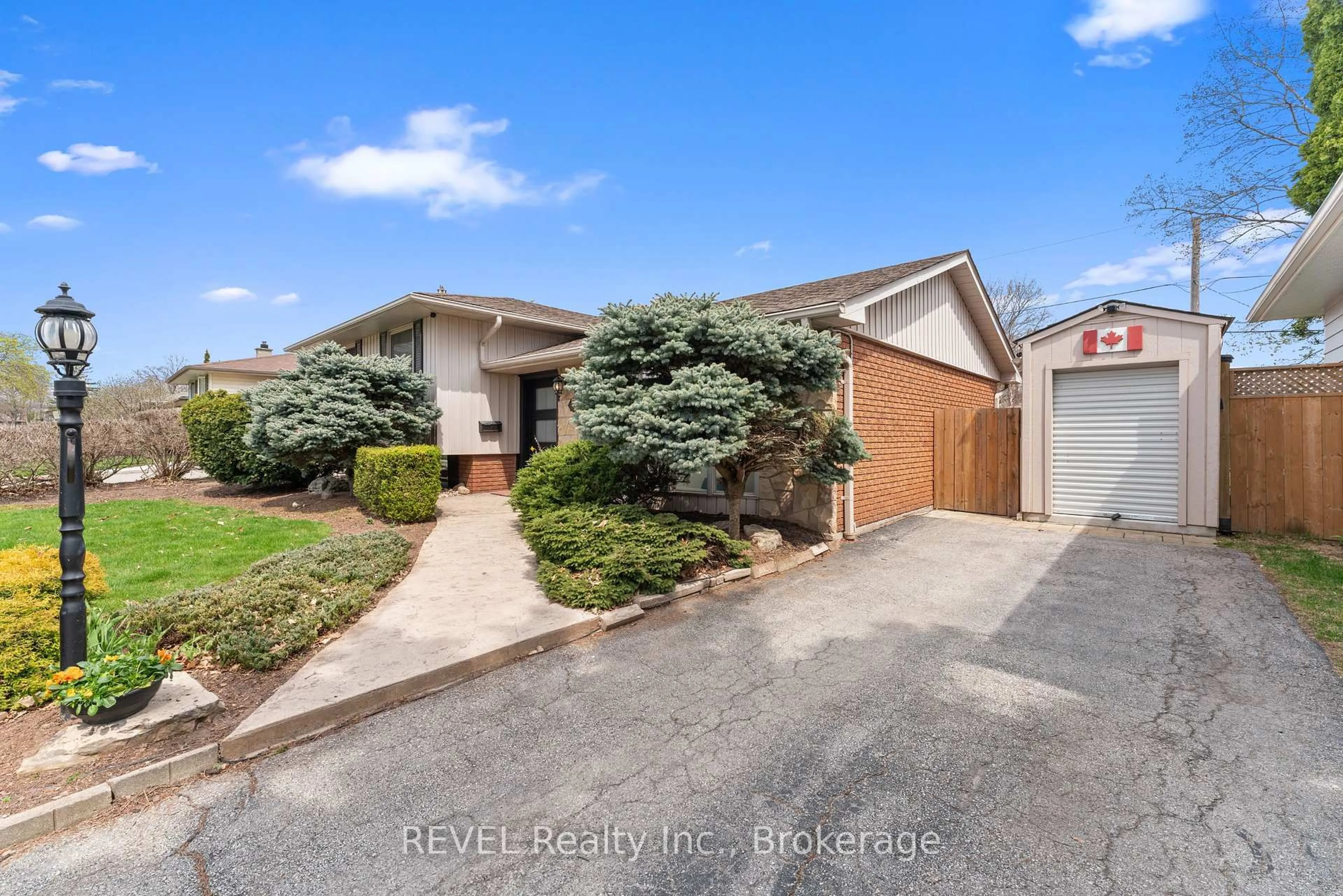 A pic from outside/outdoor area/front of a property/back of a property/a pic from drone, street for 637 Thornwood Ave, Burlington Ontario L7N 3B9