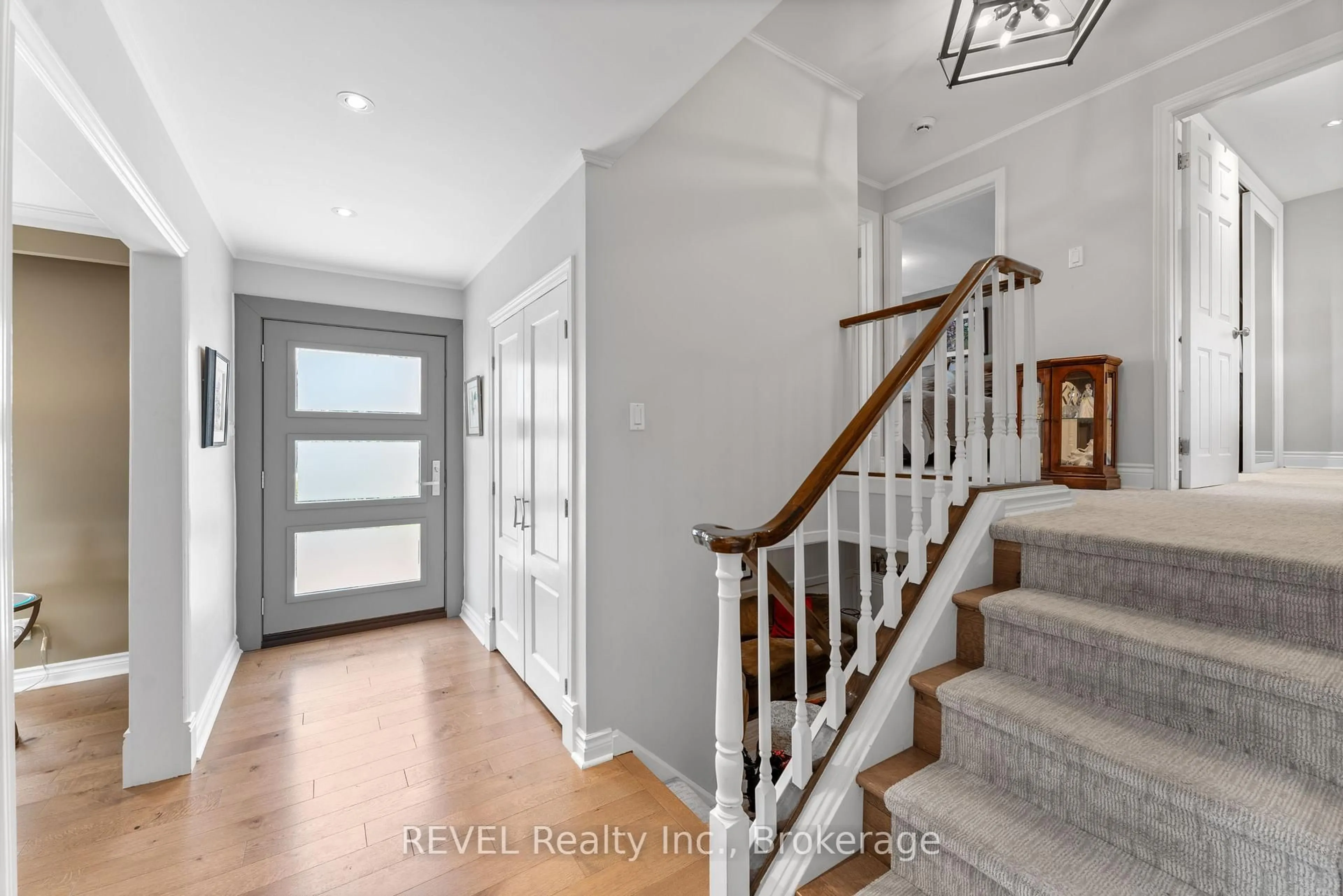 Indoor entryway for 637 Thornwood Ave, Burlington Ontario L7N 3B9