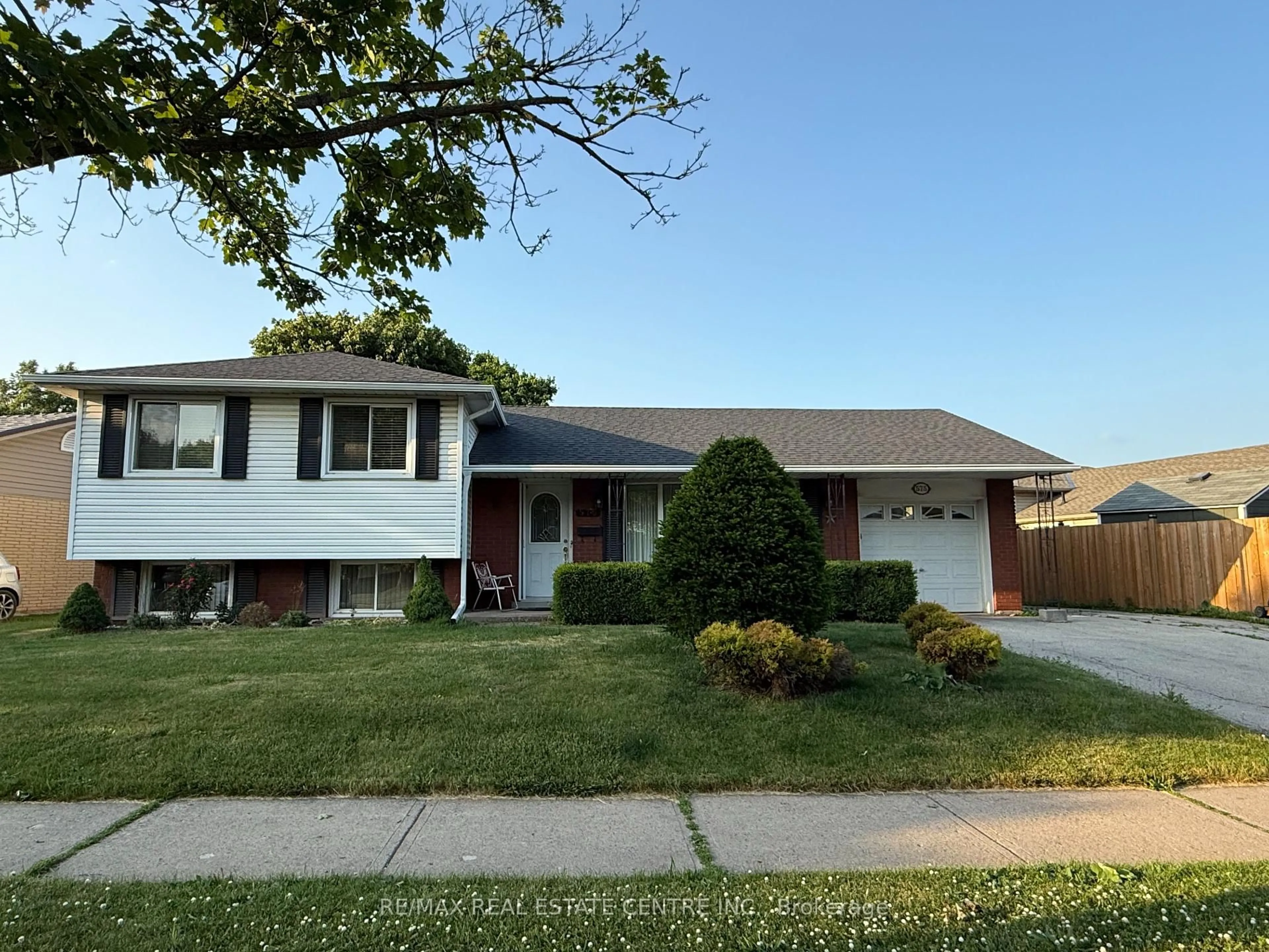 Home with vinyl exterior material, street for 575 Bridle Wood, Burlington Ontario L7L 4C8