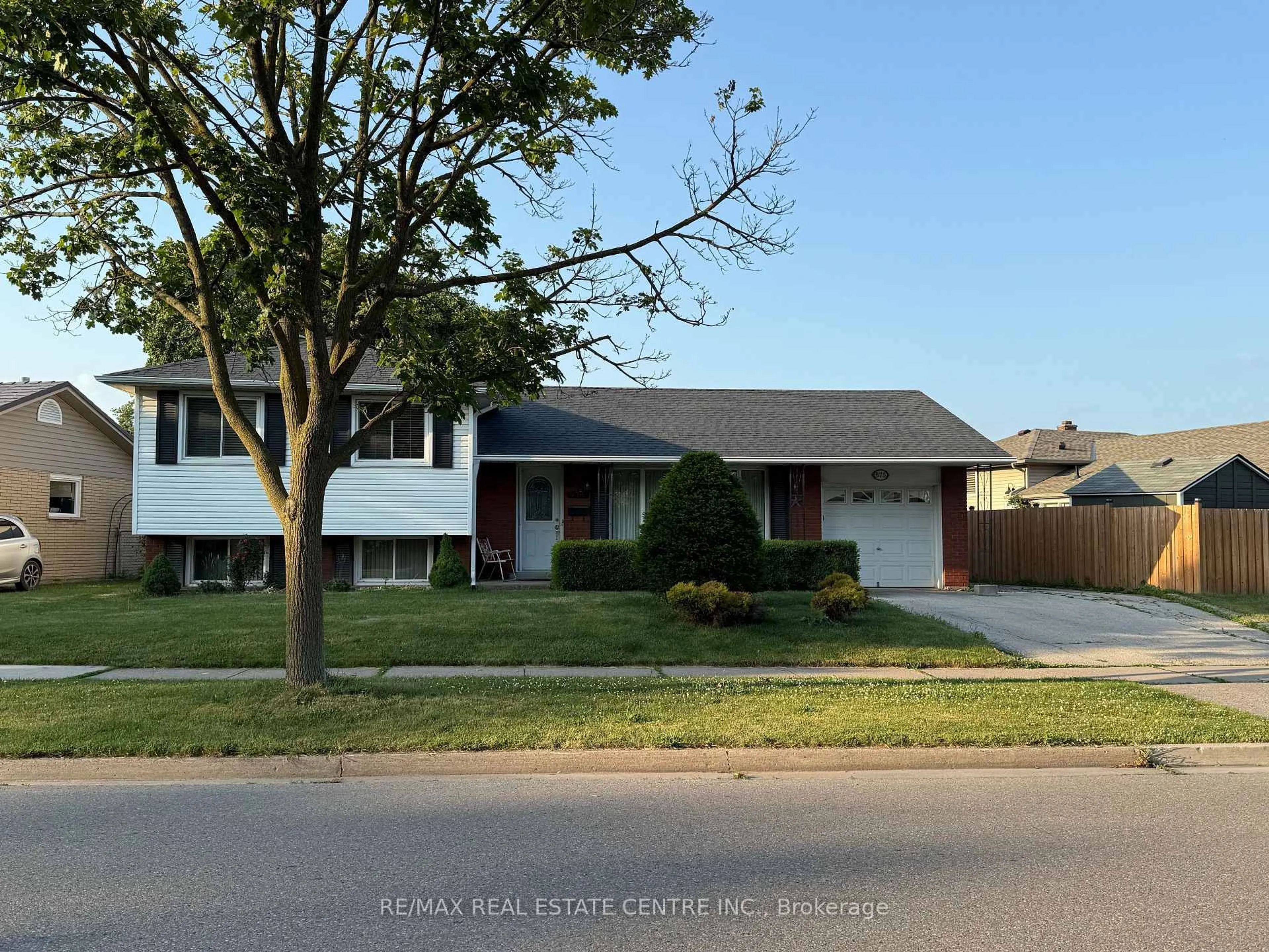 Home with vinyl exterior material, street for 575 Bridle Wood, Burlington Ontario L7L 4C8