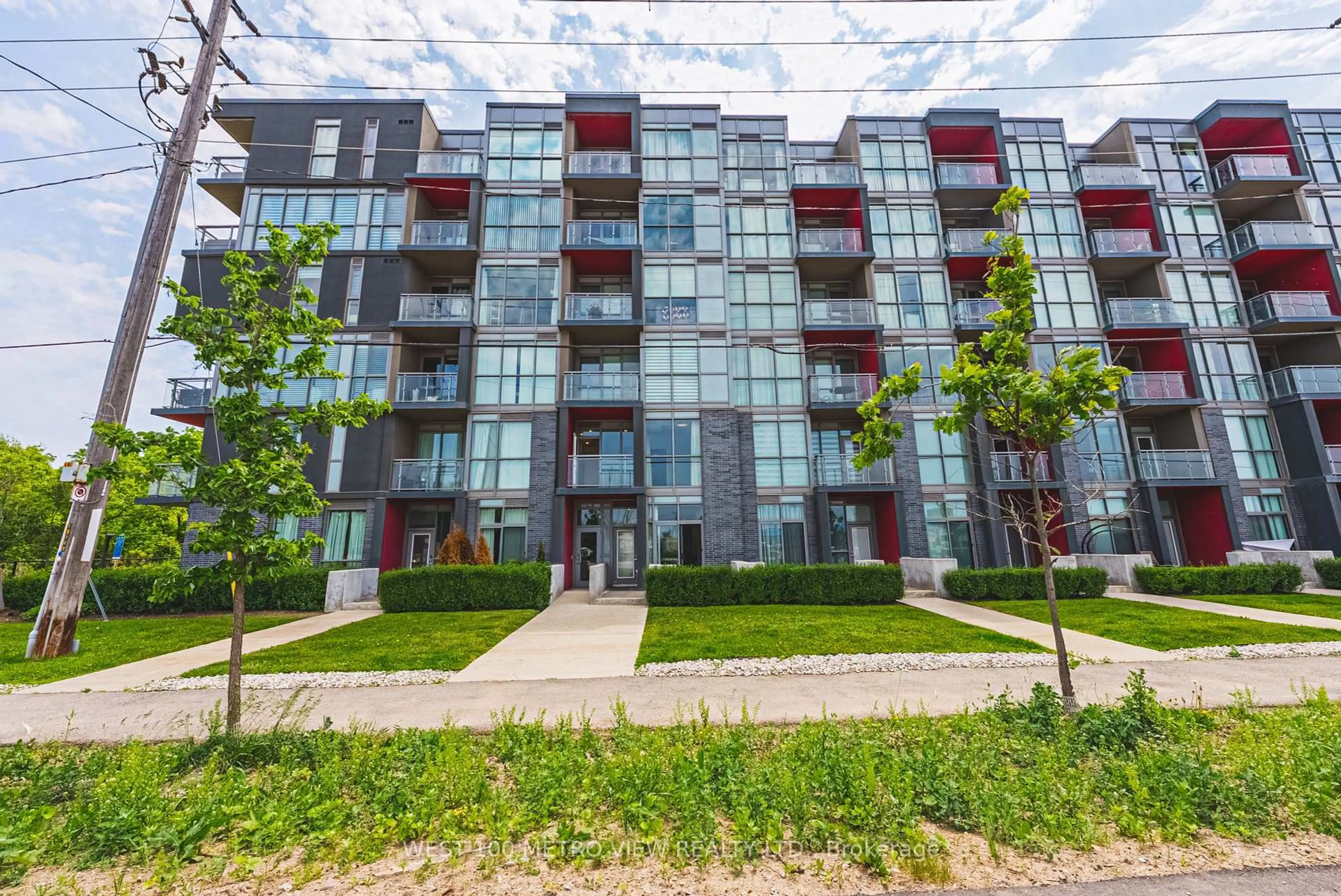 Patio, building for 5240 Dundas St #B208, Burlington Ontario L7R 3X4