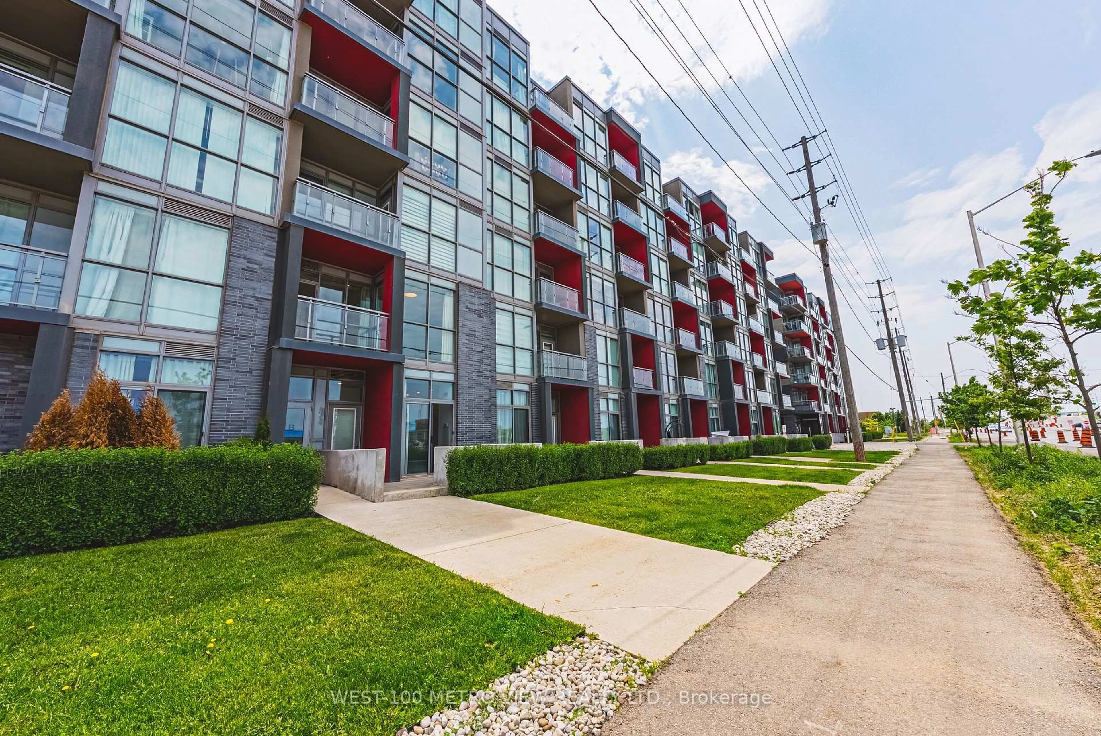 Patio, street for 5240 Dundas St #B208, Burlington Ontario L7R 3X4