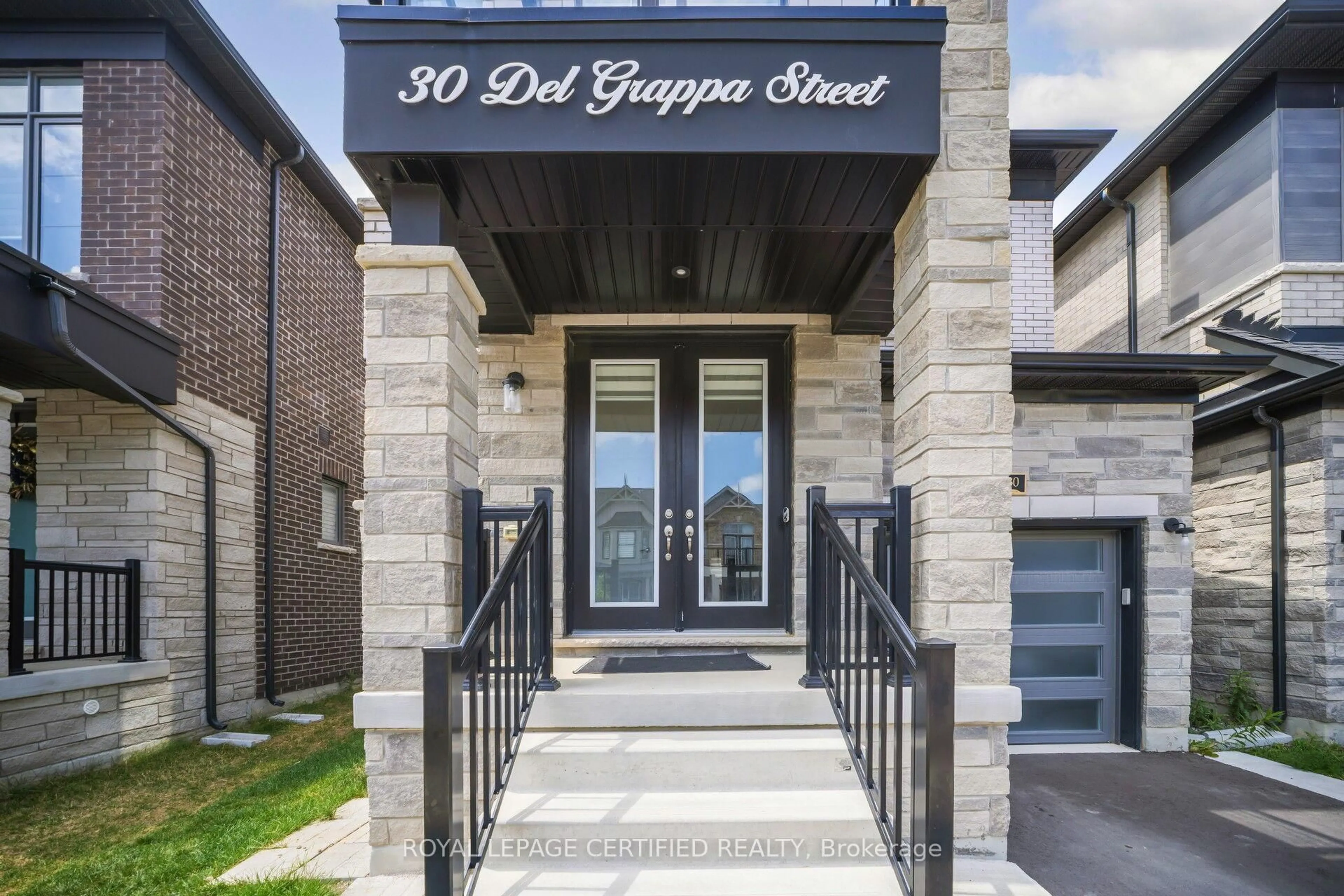Indoor foyer for 30 Del Grappa St, Caledon Ontario L7C 4L2