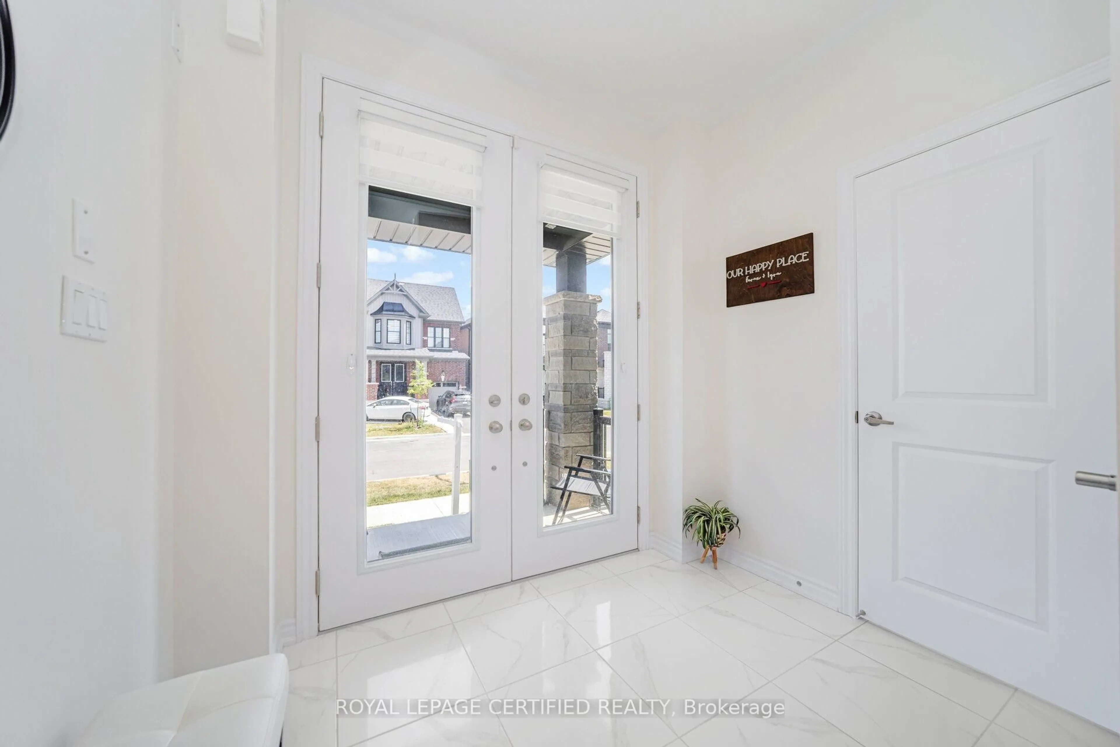 Indoor entryway for 30 Del Grappa St, Caledon Ontario L7C 4L2