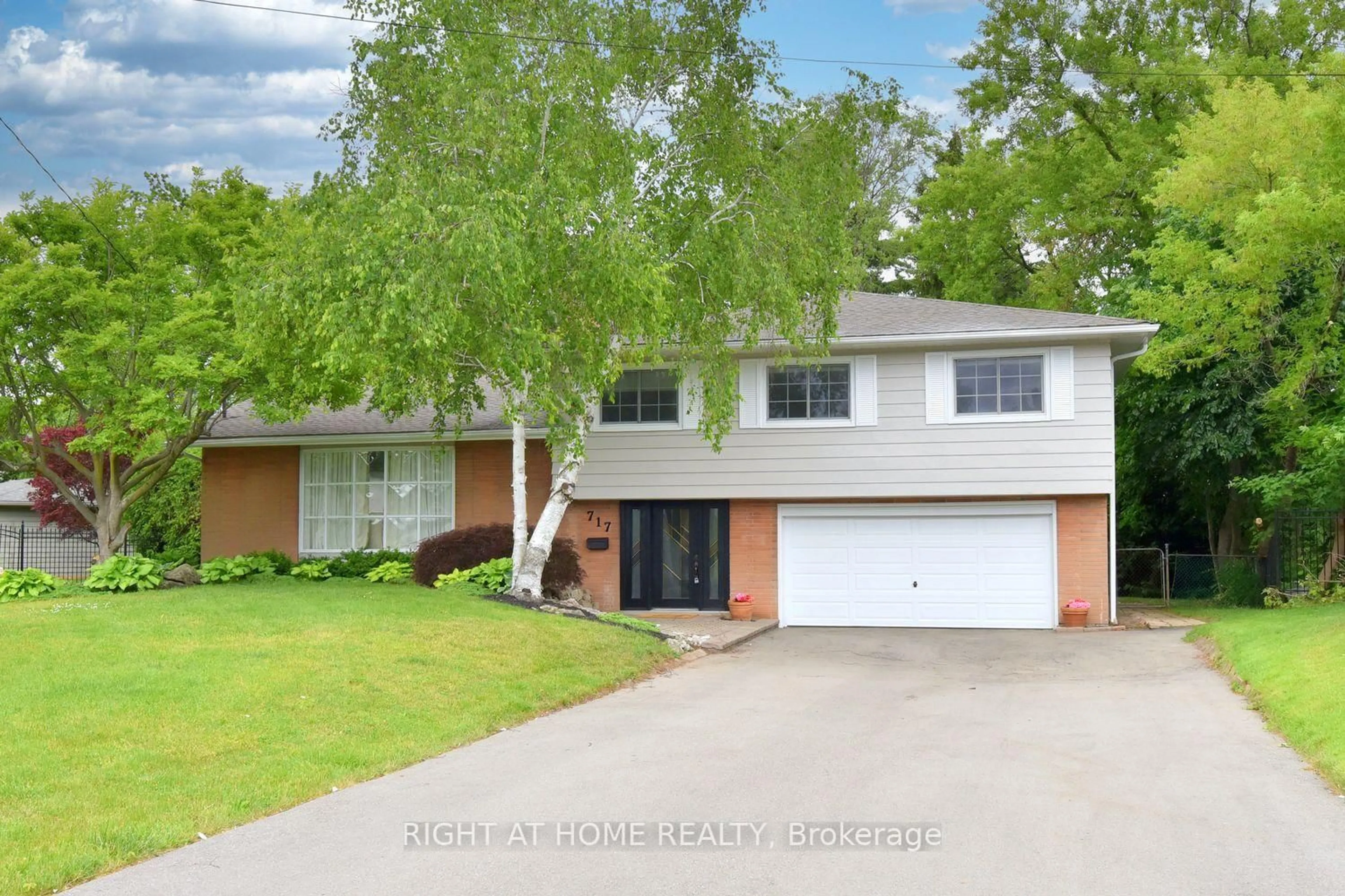Home with vinyl exterior material, street for 717 Courtland Pl, Burlington Ontario L7R 2M7