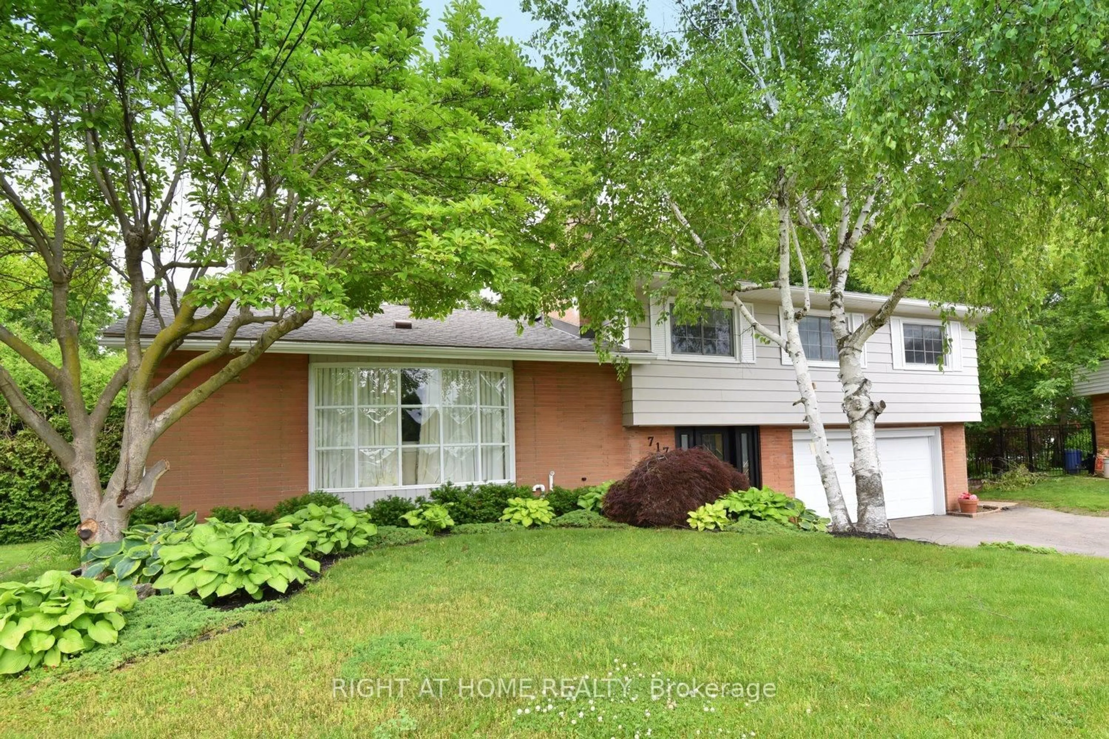 Home with vinyl exterior material, street for 717 Courtland Pl, Burlington Ontario L7R 2M7