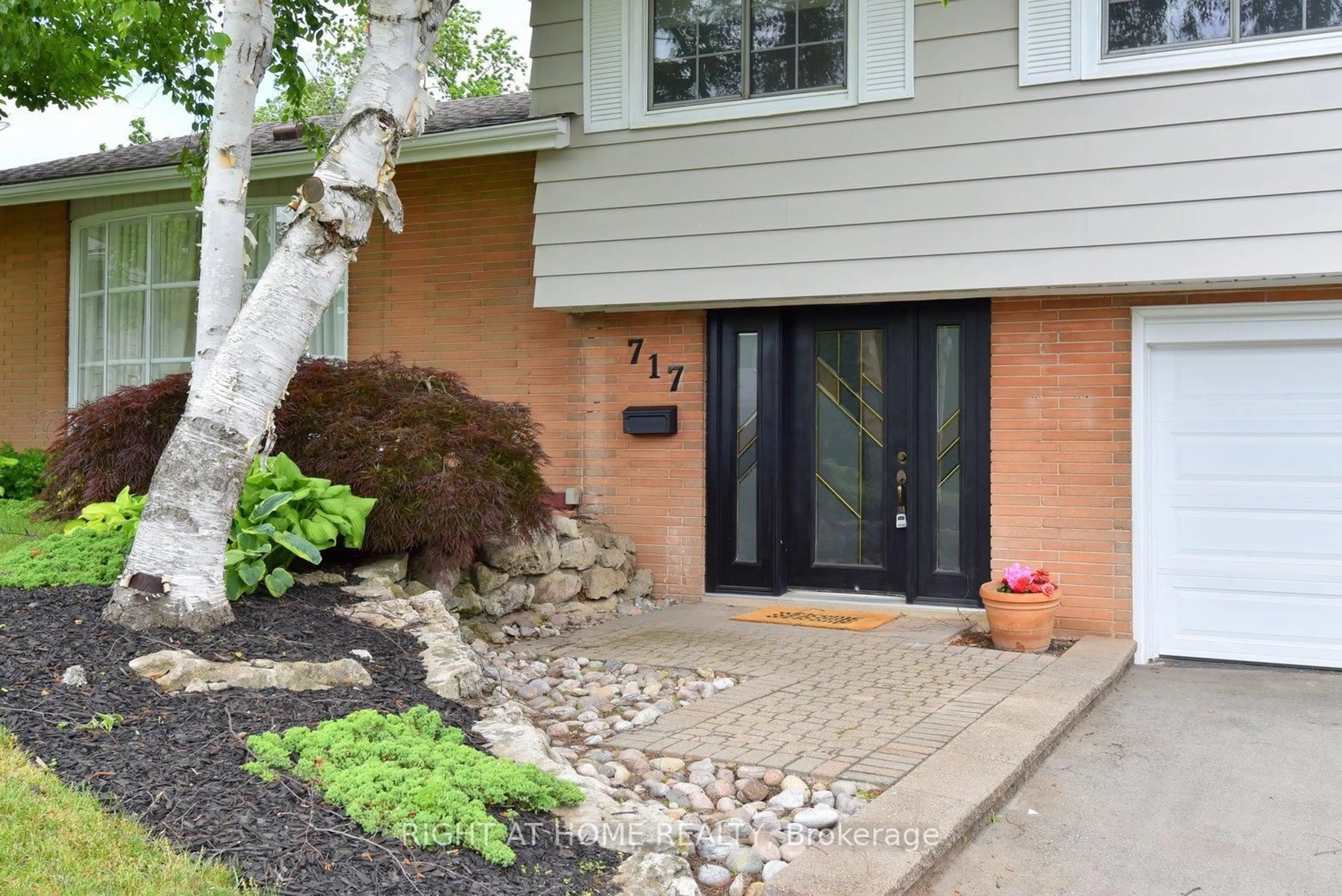 Indoor entryway for 717 Courtland Pl, Burlington Ontario L7R 2M7