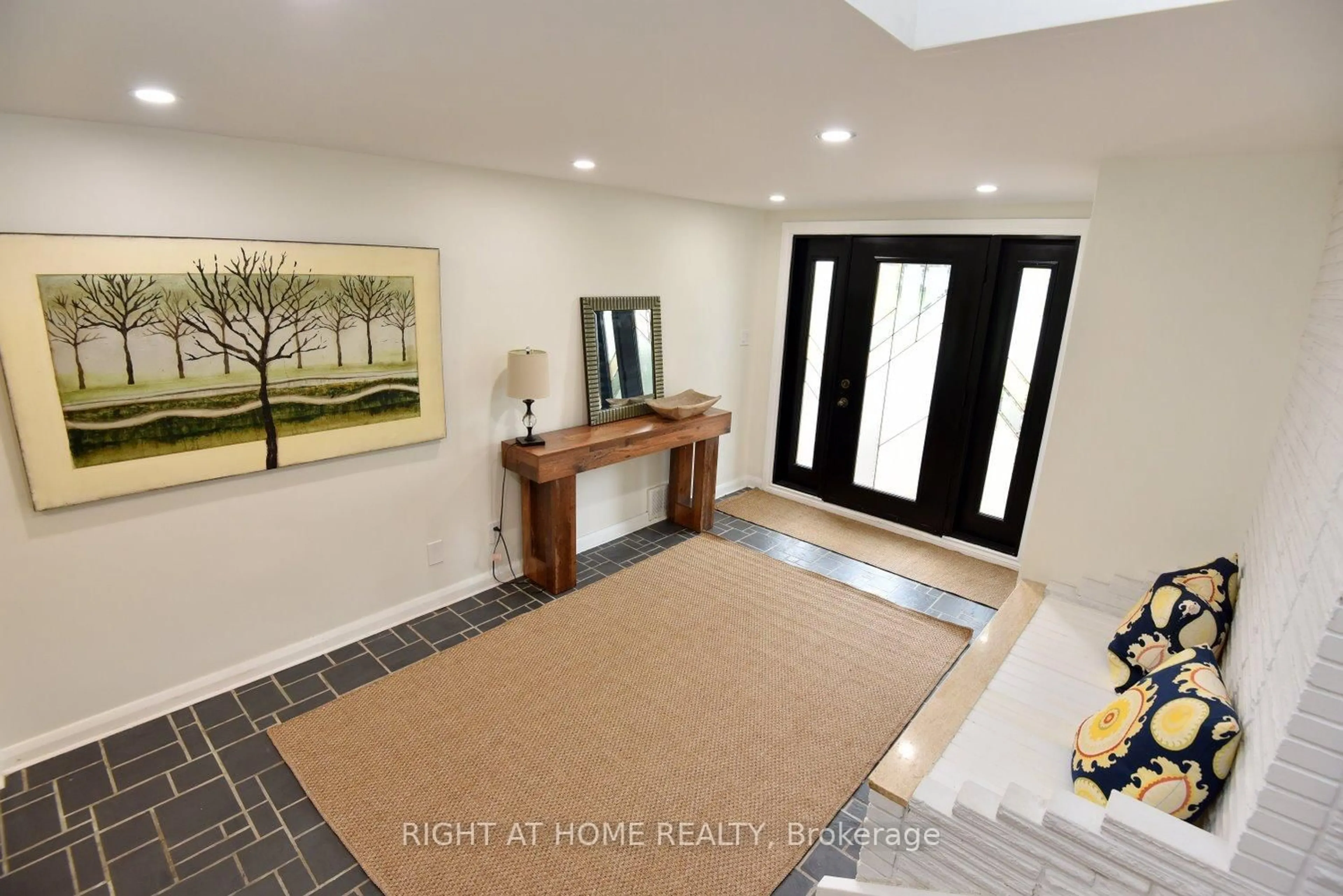 Indoor entryway for 717 Courtland Pl, Burlington Ontario L7R 2M7