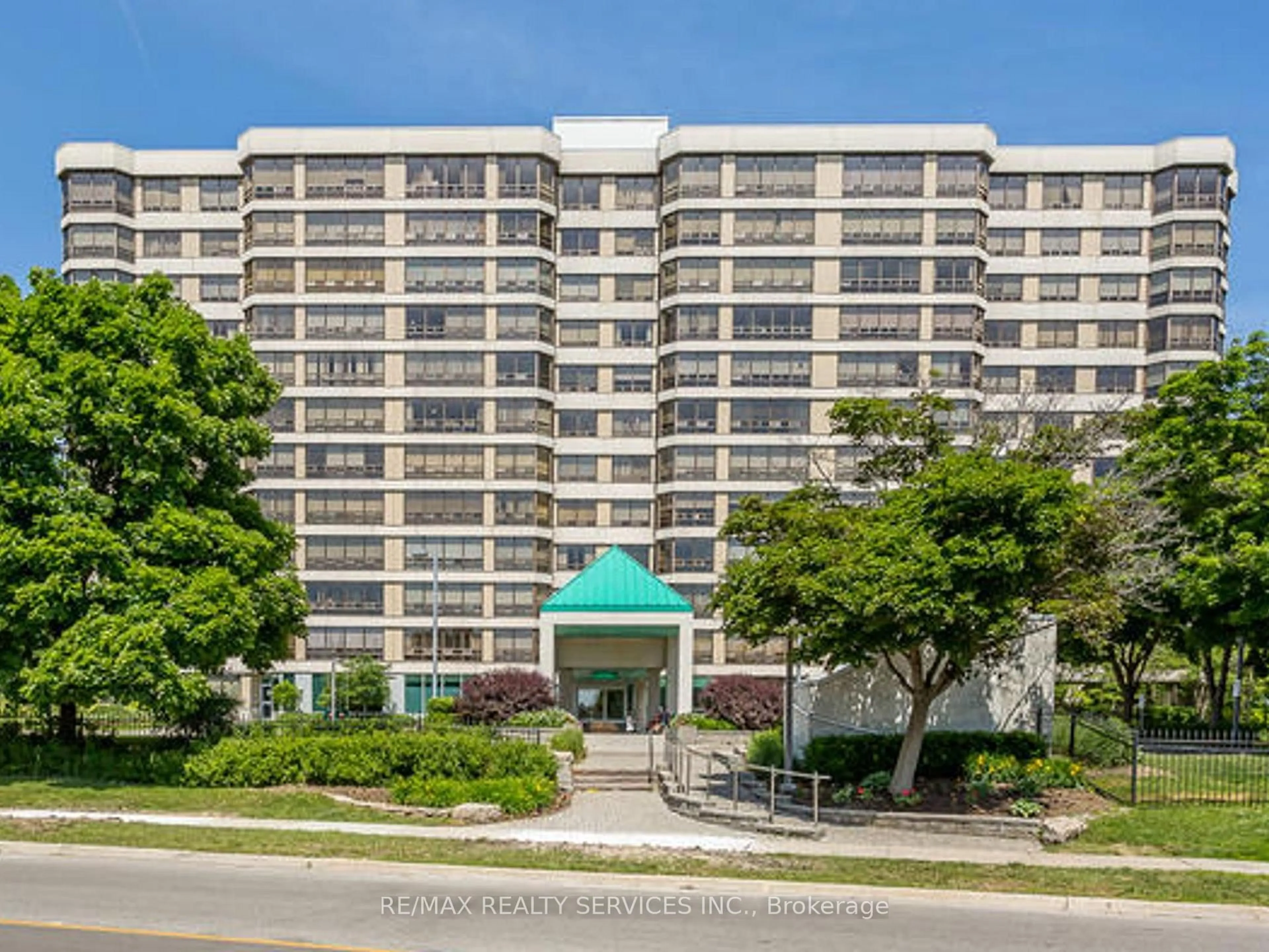 Indoor foyer for 330 Mill St #902, Brampton Ontario L6Y 3V3
