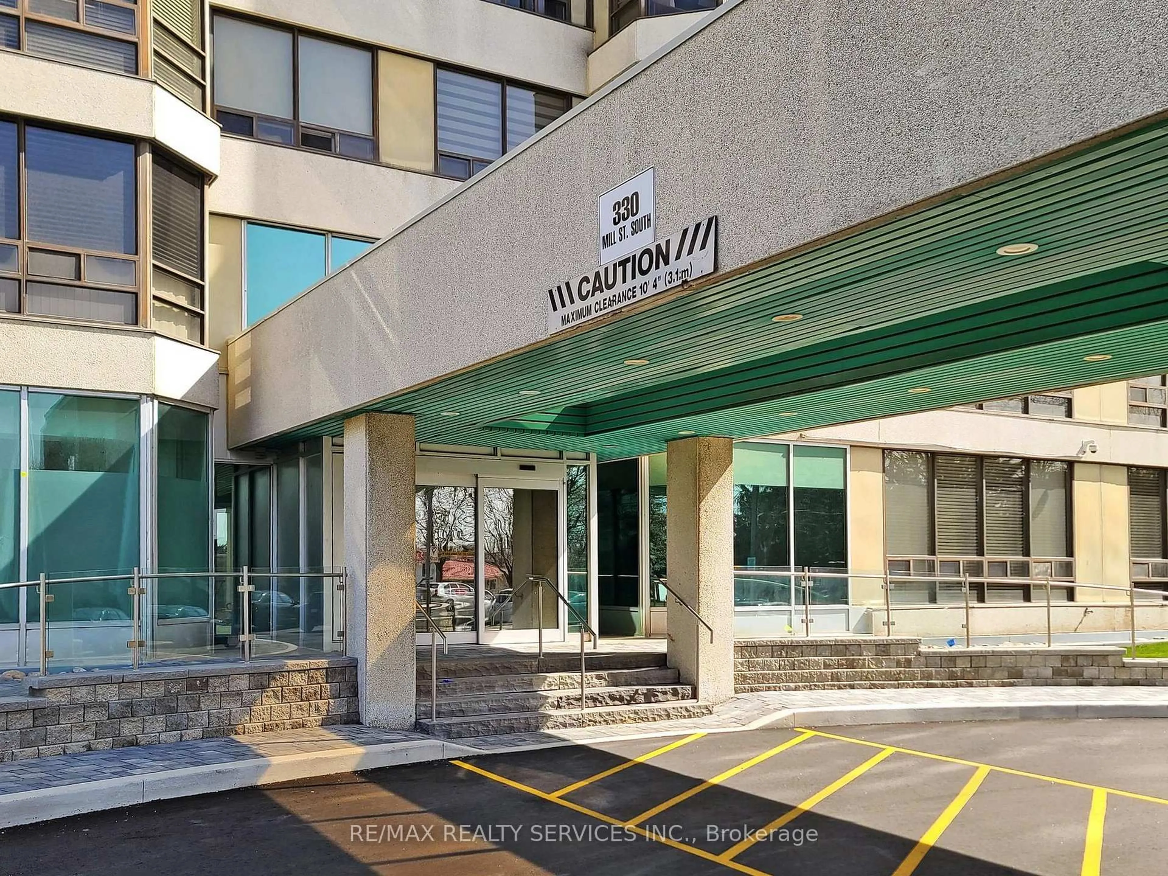 Indoor foyer for 330 Mill St #902, Brampton Ontario L6Y 3V3