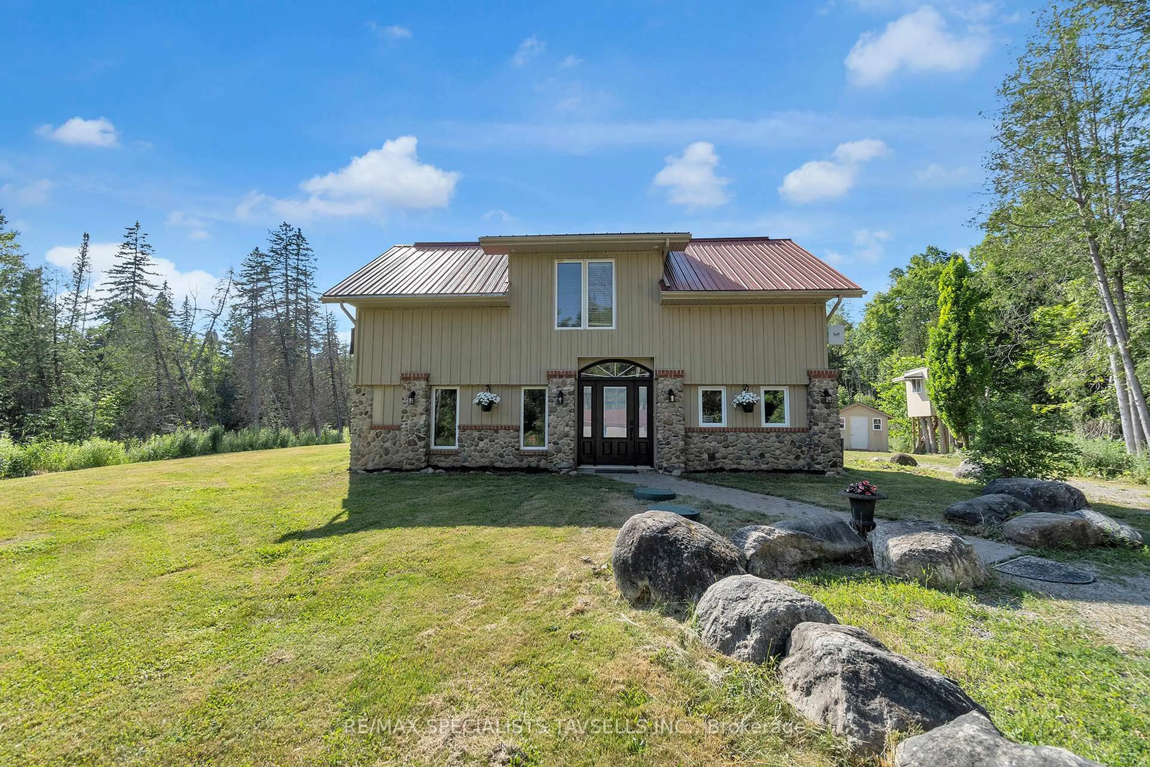 A pic from outside/outdoor area/front of a property/back of a property/a pic from drone, building for 16042 Kennedy Rd, Caledon Ontario L7C 2G7