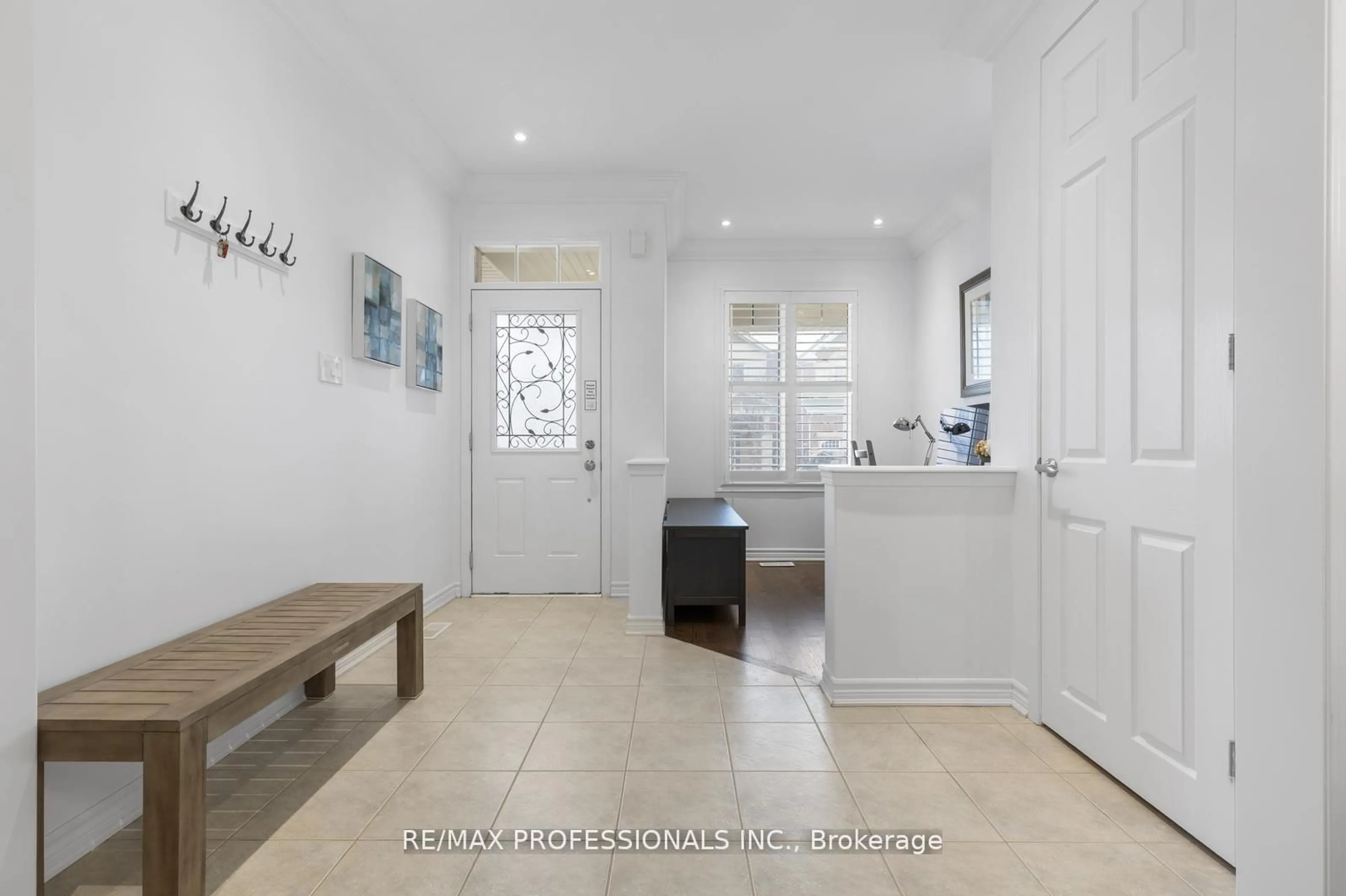 Indoor entryway for 400 Clarkson Gate, Milton Ontario L9E 0B8