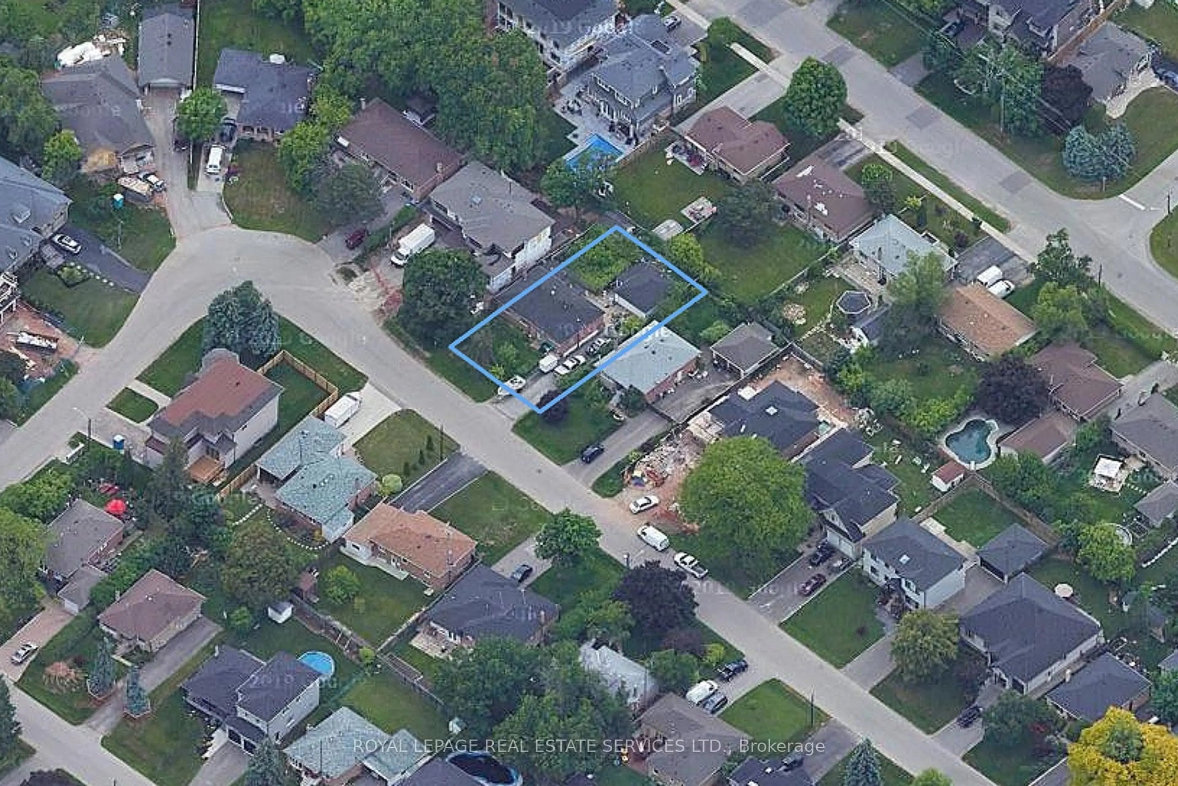 A pic from outside/outdoor area/front of a property/back of a property/a pic from drone, street for 451 Sandmere Pl, Oakville Ontario L6L 4G5