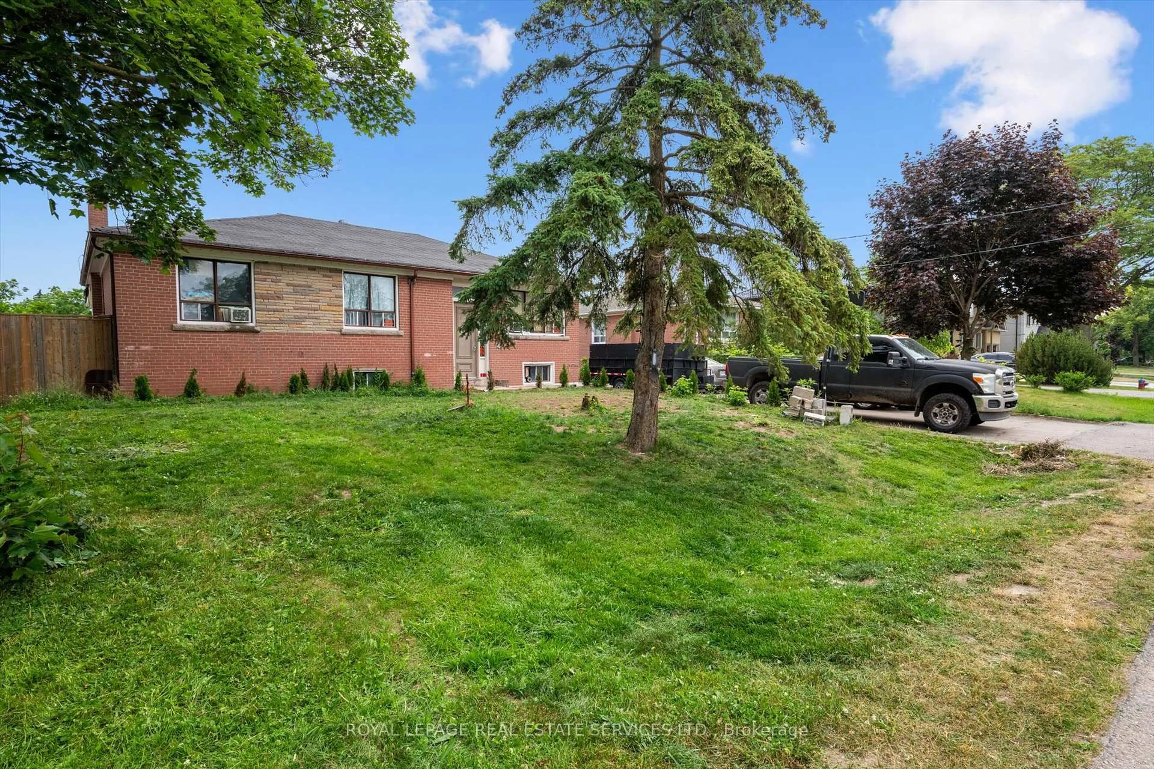 A pic from outside/outdoor area/front of a property/back of a property/a pic from drone, street for 451 Sandmere Pl, Oakville Ontario L6L 4G5