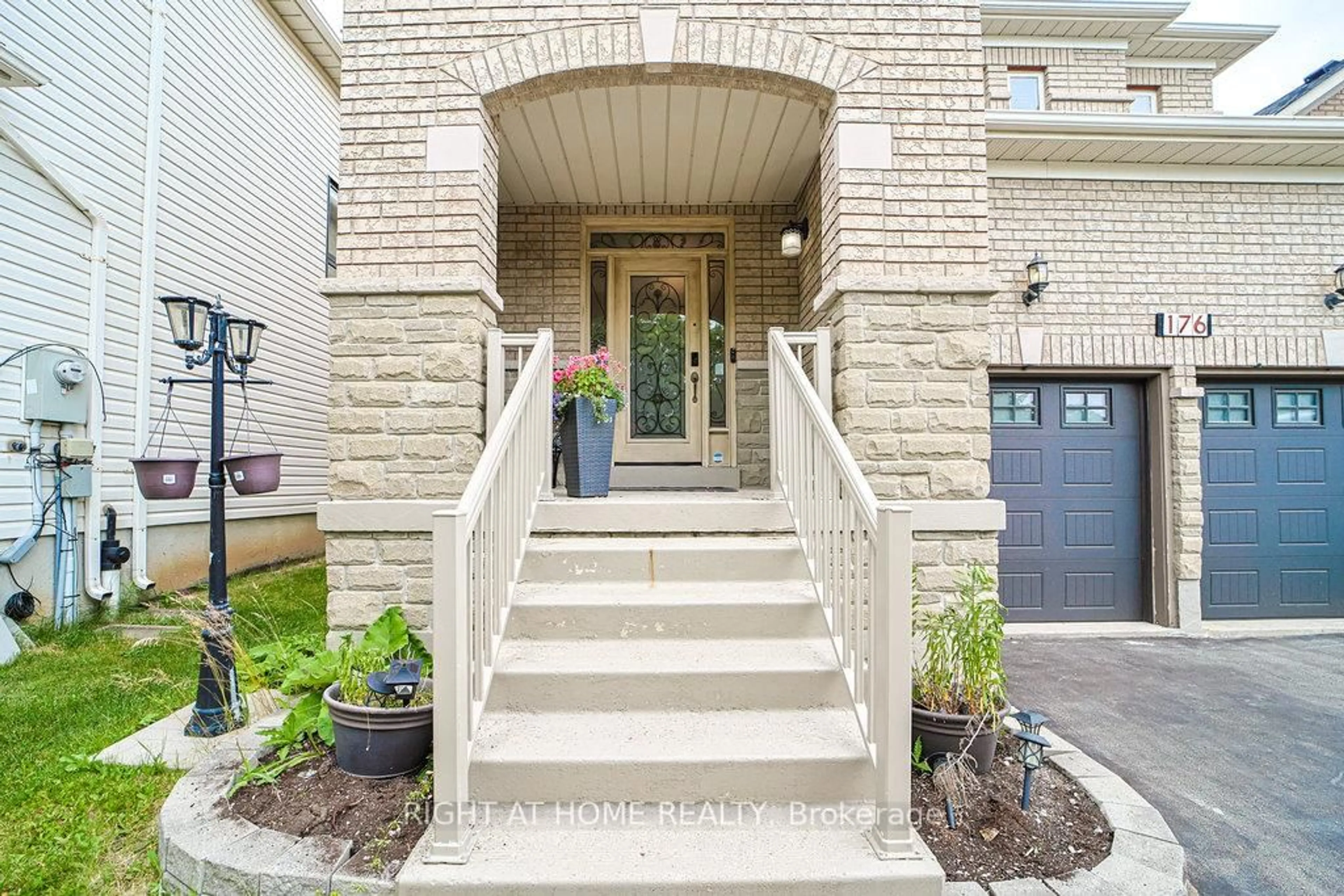 Indoor entryway for 176 Cooke Cres, Milton Ontario L9T 6E5