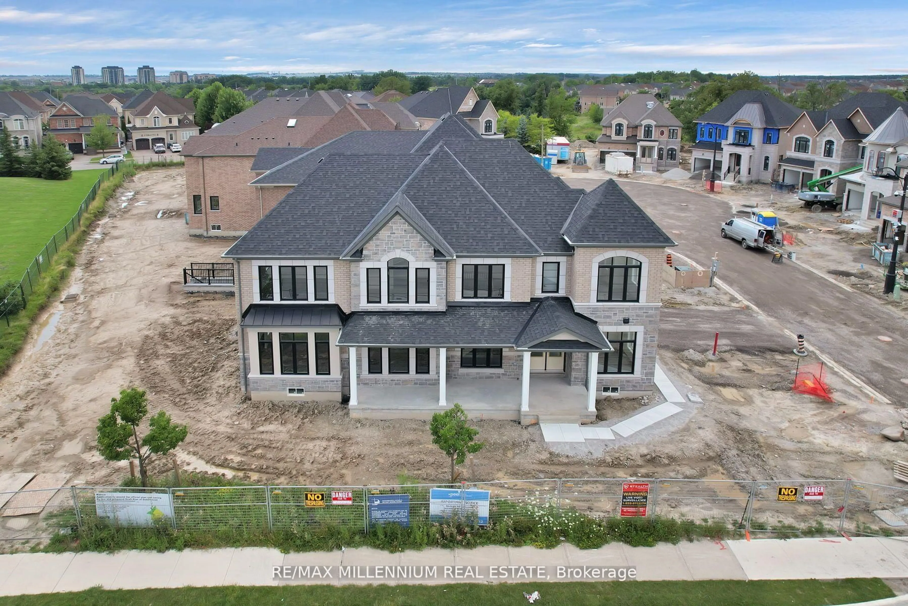 A pic from outside/outdoor area/front of a property/back of a property/a pic from drone, unknown for 2 Catherwood Crt, Brampton Ontario L6P 2W1