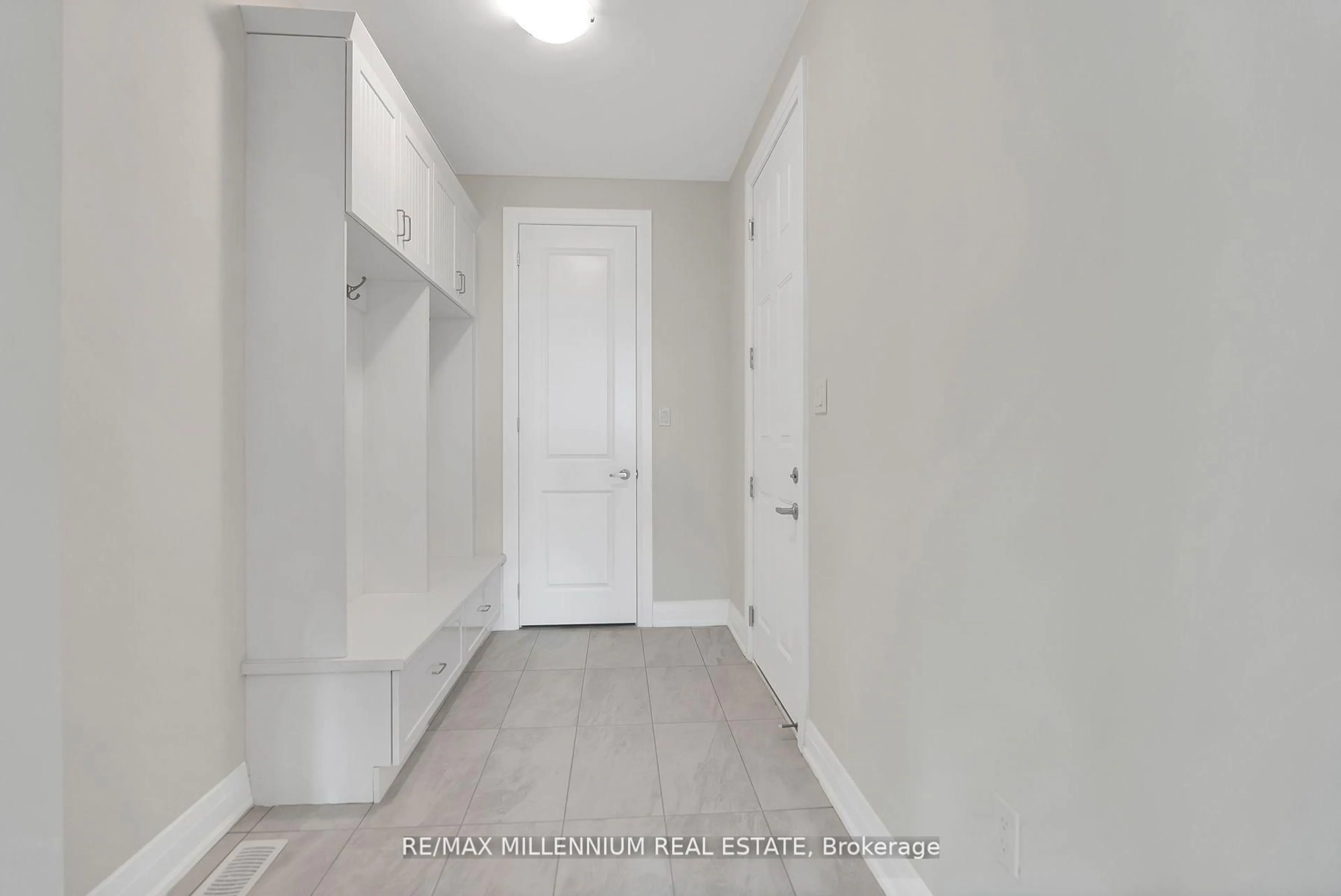 Indoor entryway for 2 Catherwood Crt, Brampton Ontario L6P 2W1